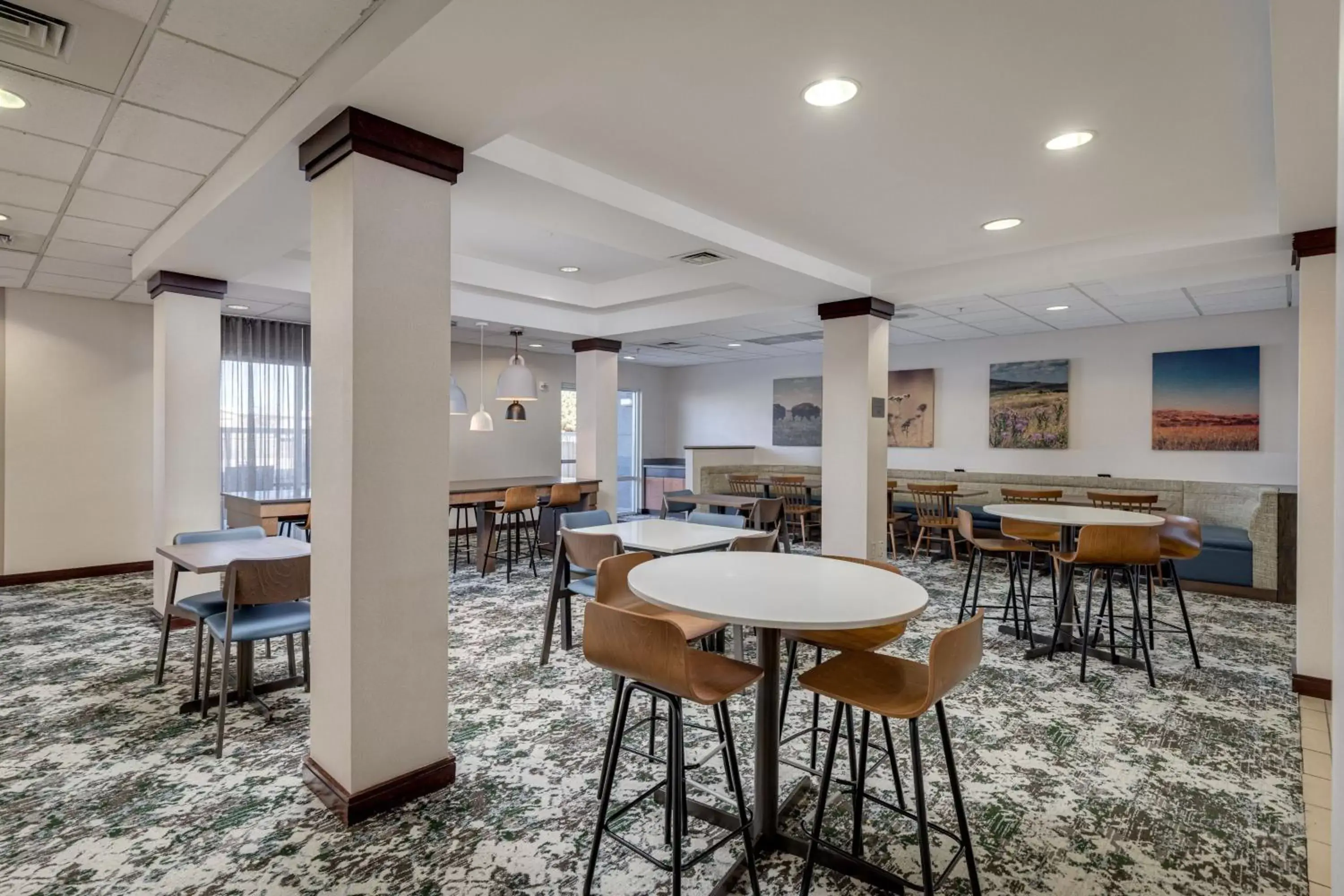 Breakfast, Lounge/Bar in Fairfield Inn & Suites by Marriott Lawton
