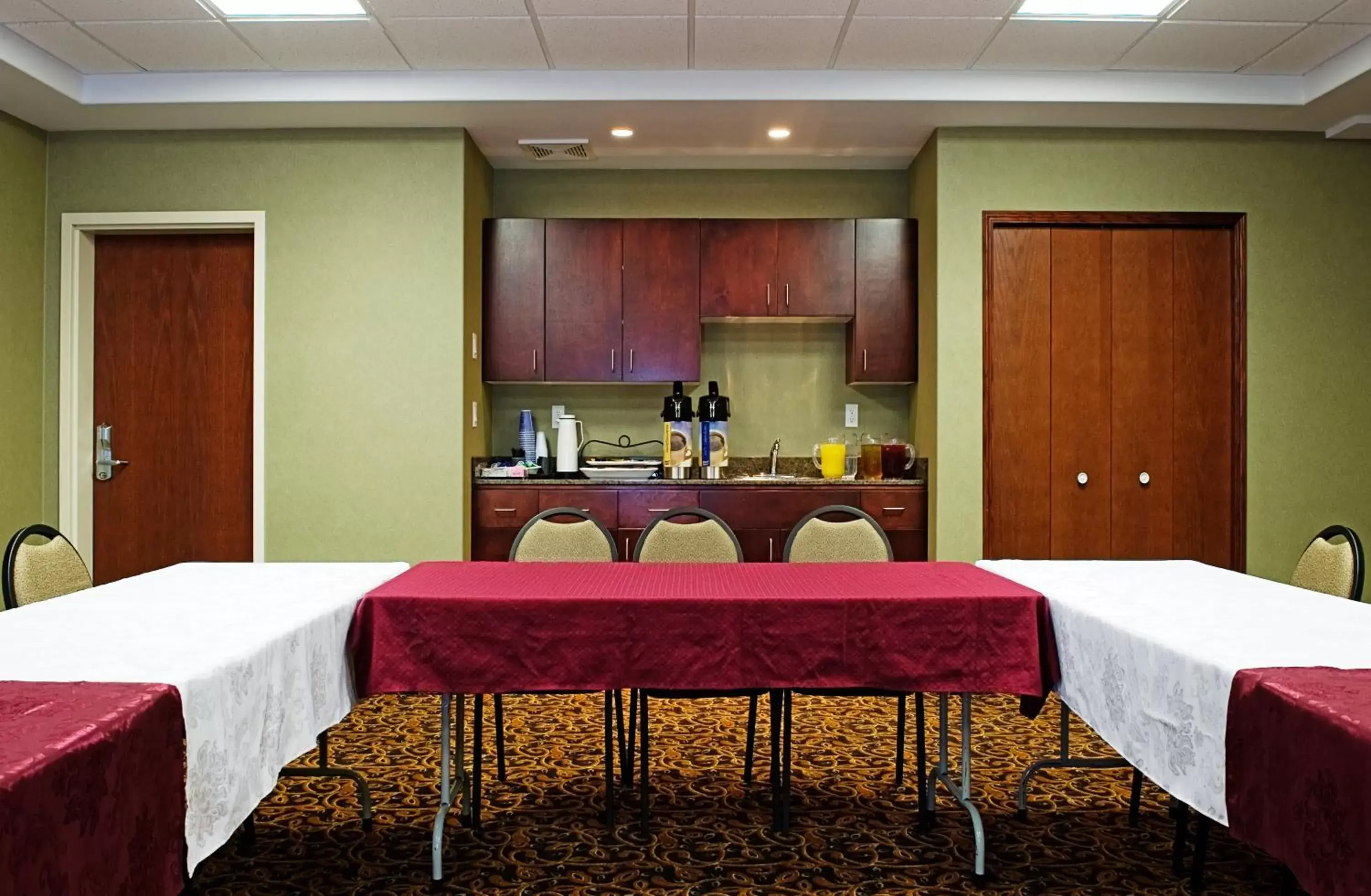 Meeting/conference room in Holiday Inn Express & Suites Drayton Valley, an IHG Hotel