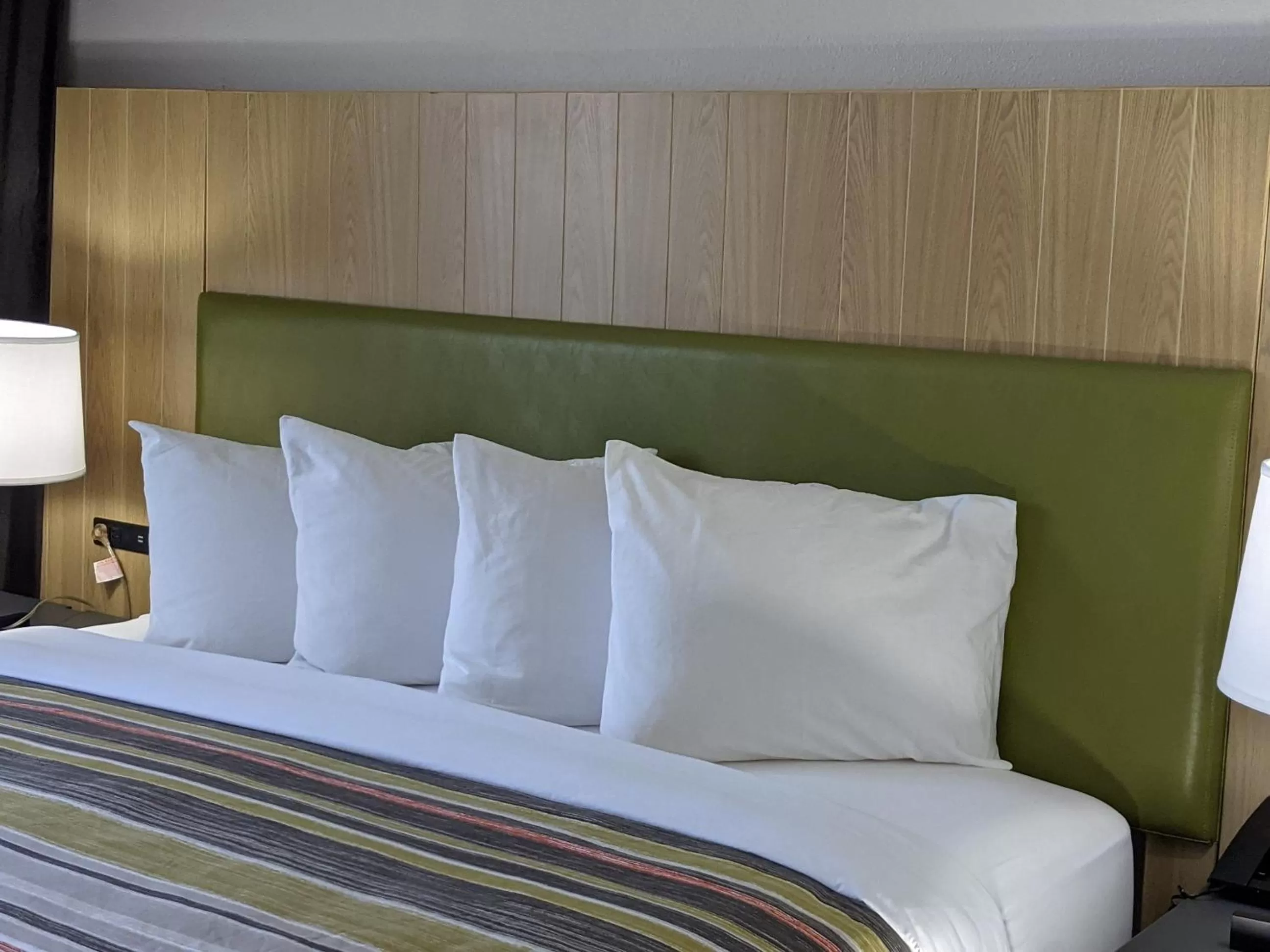 Bed in Country Inn & Suites by Radisson, Nashville, TN