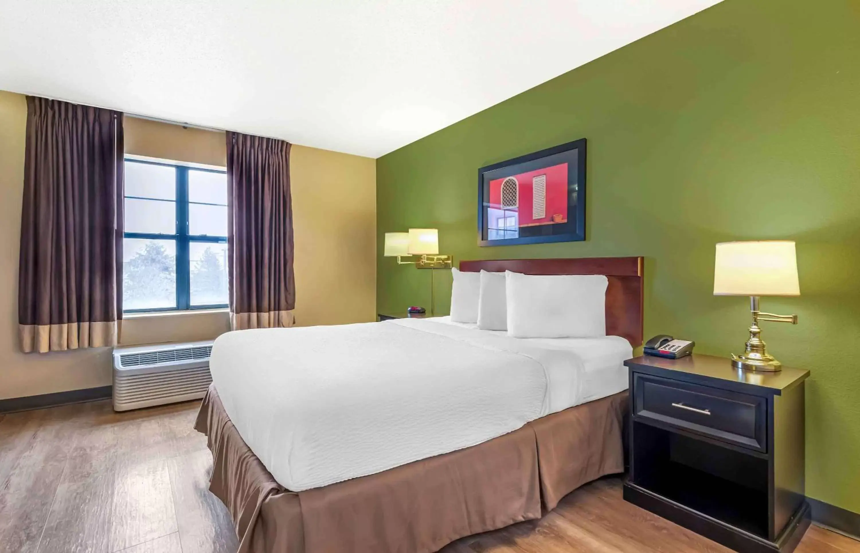 Bedroom, Bed in Extended Stay America Suites - Minneapolis - Woodbury