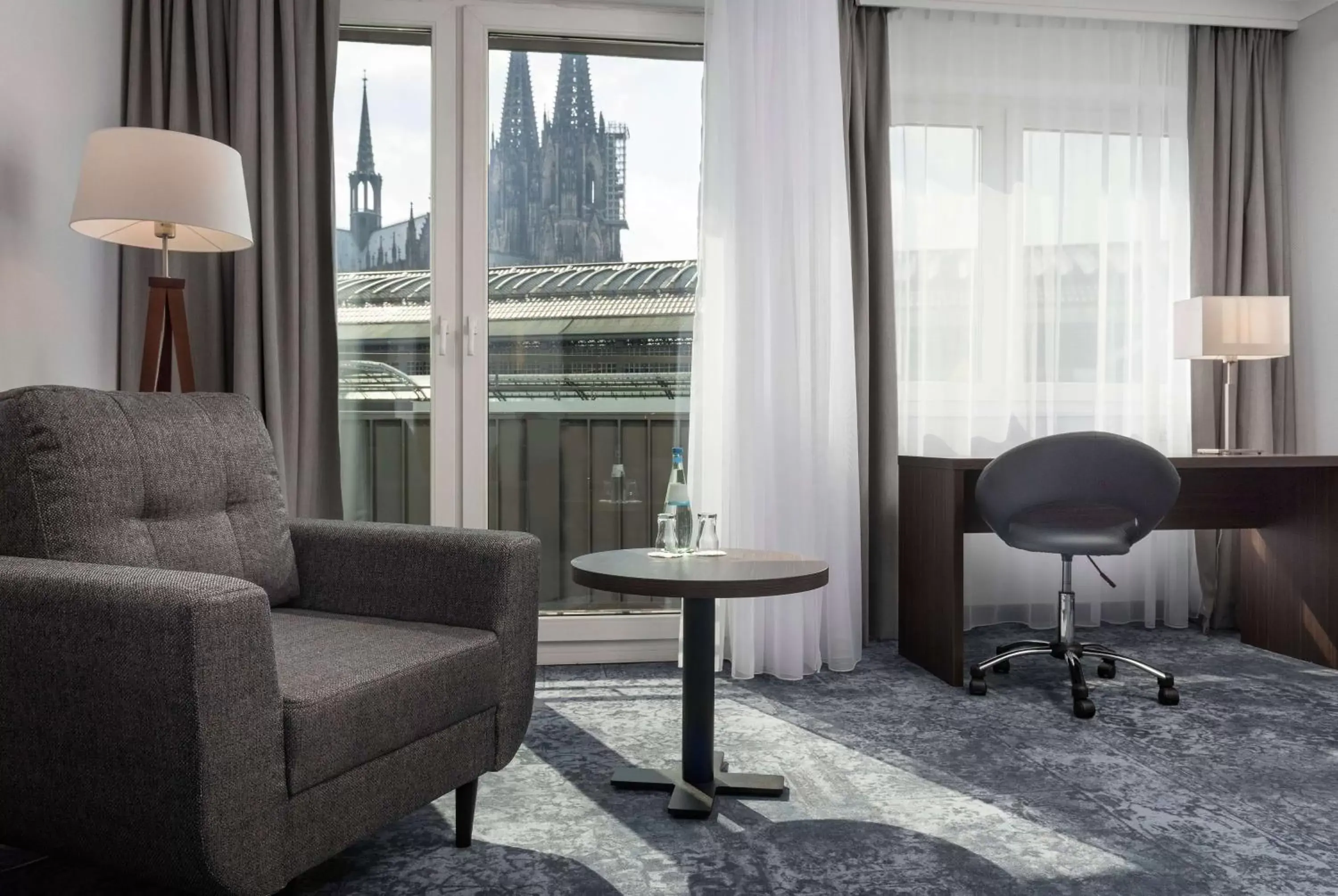 Photo of the whole room, Seating Area in Wyndham Köln