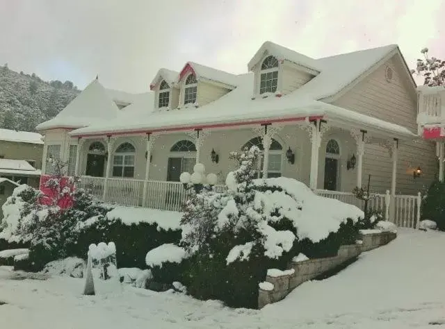 Facade/entrance, Winter in 5th Street Inn