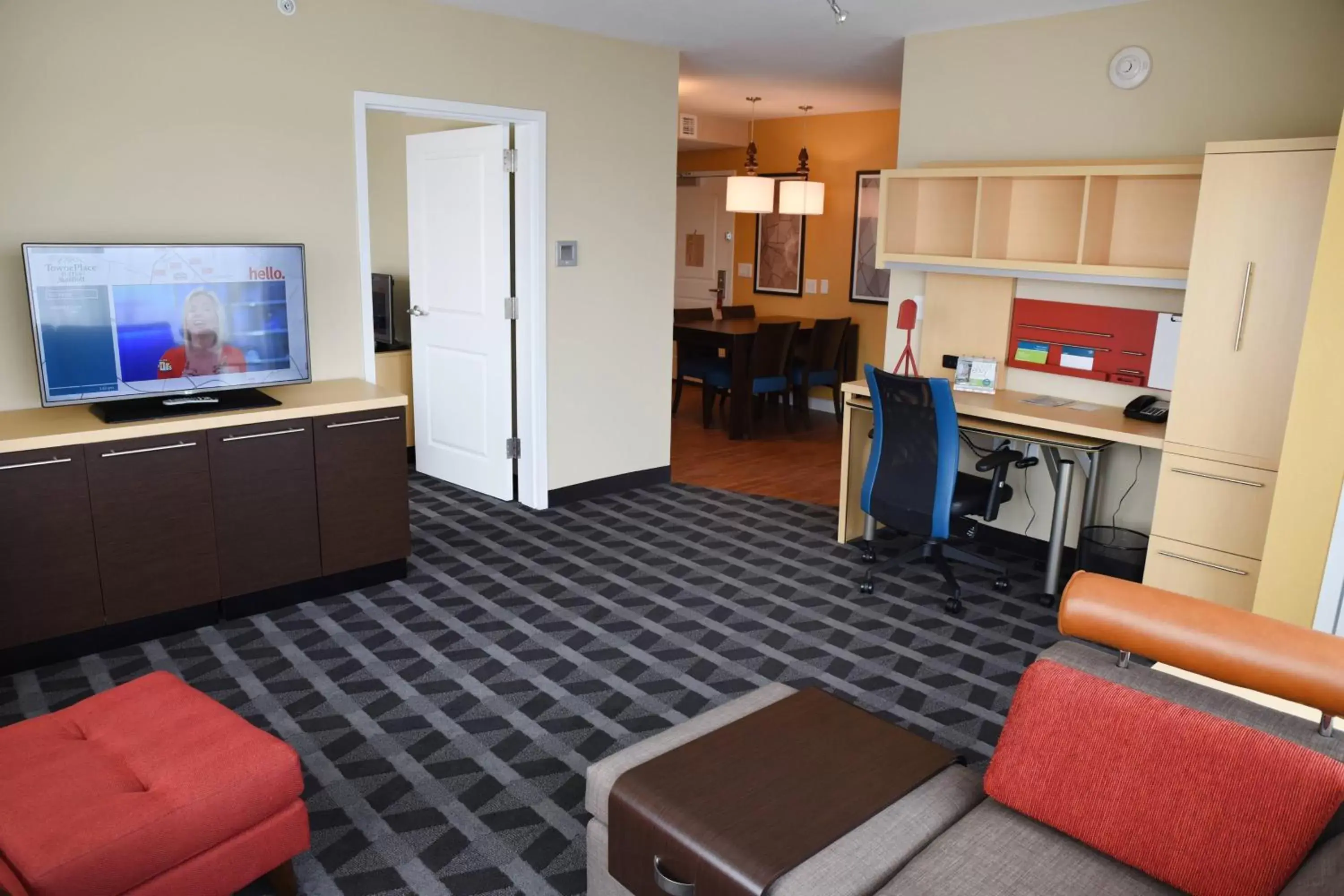 Bedroom, TV/Entertainment Center in TownePlace Suites by Marriott Lawrence Downtown