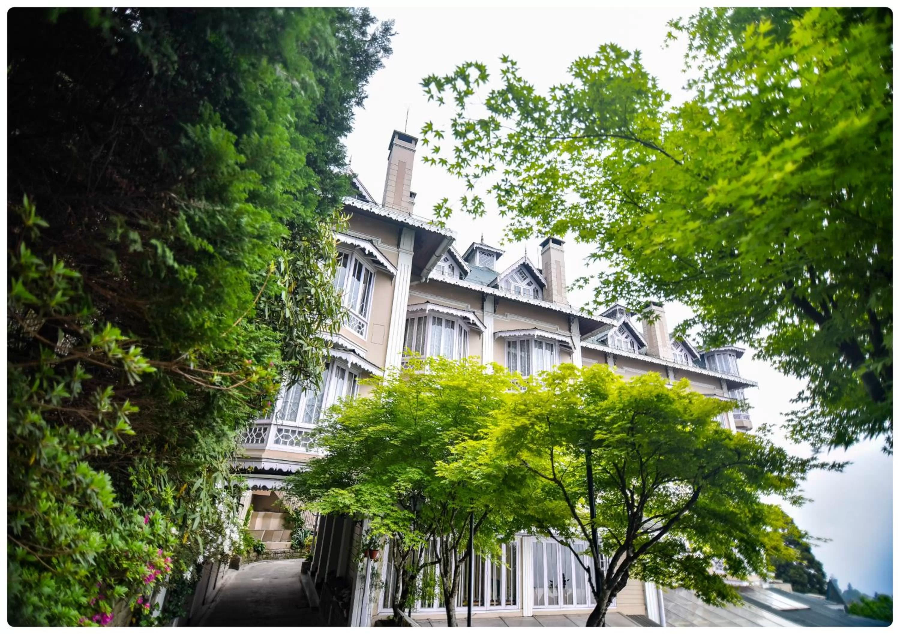 Spring, Property Building in Cedar Inn