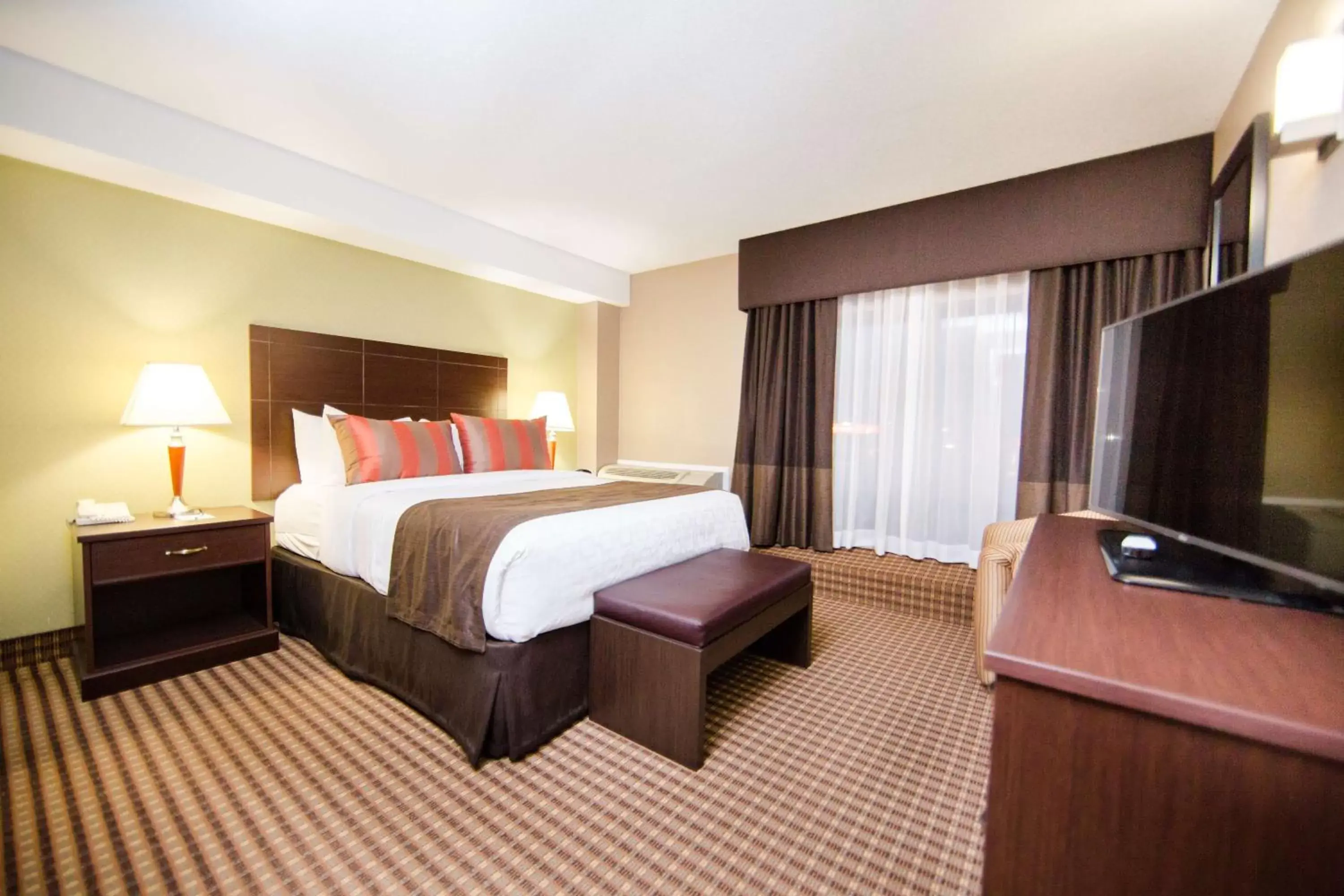 Photo of the whole room, Bed in Best Western Plus Ottawa Kanata Hotel and Conference Centre