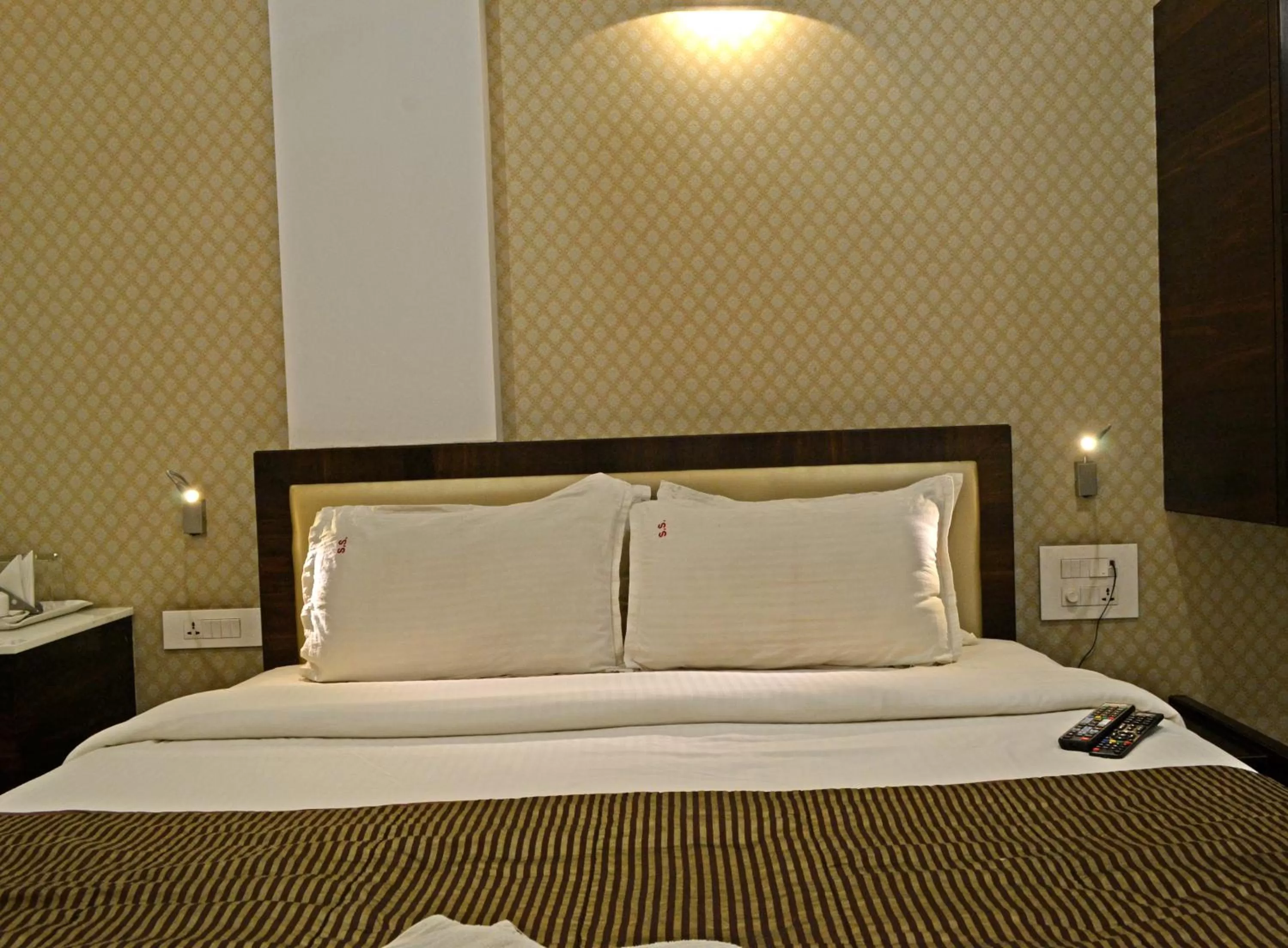 Bedroom, Bed in Hotel SRI SRI EXECUTIVE KOLHAPUR NEAR MAHALAXMI TEMPLE