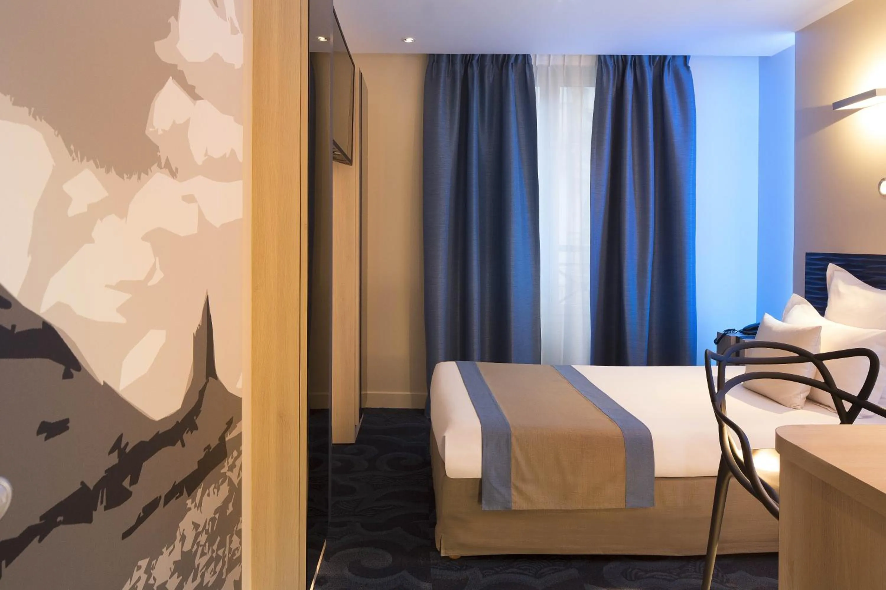 Bedroom, Bed in Hôtel Brésil Opéra SPA