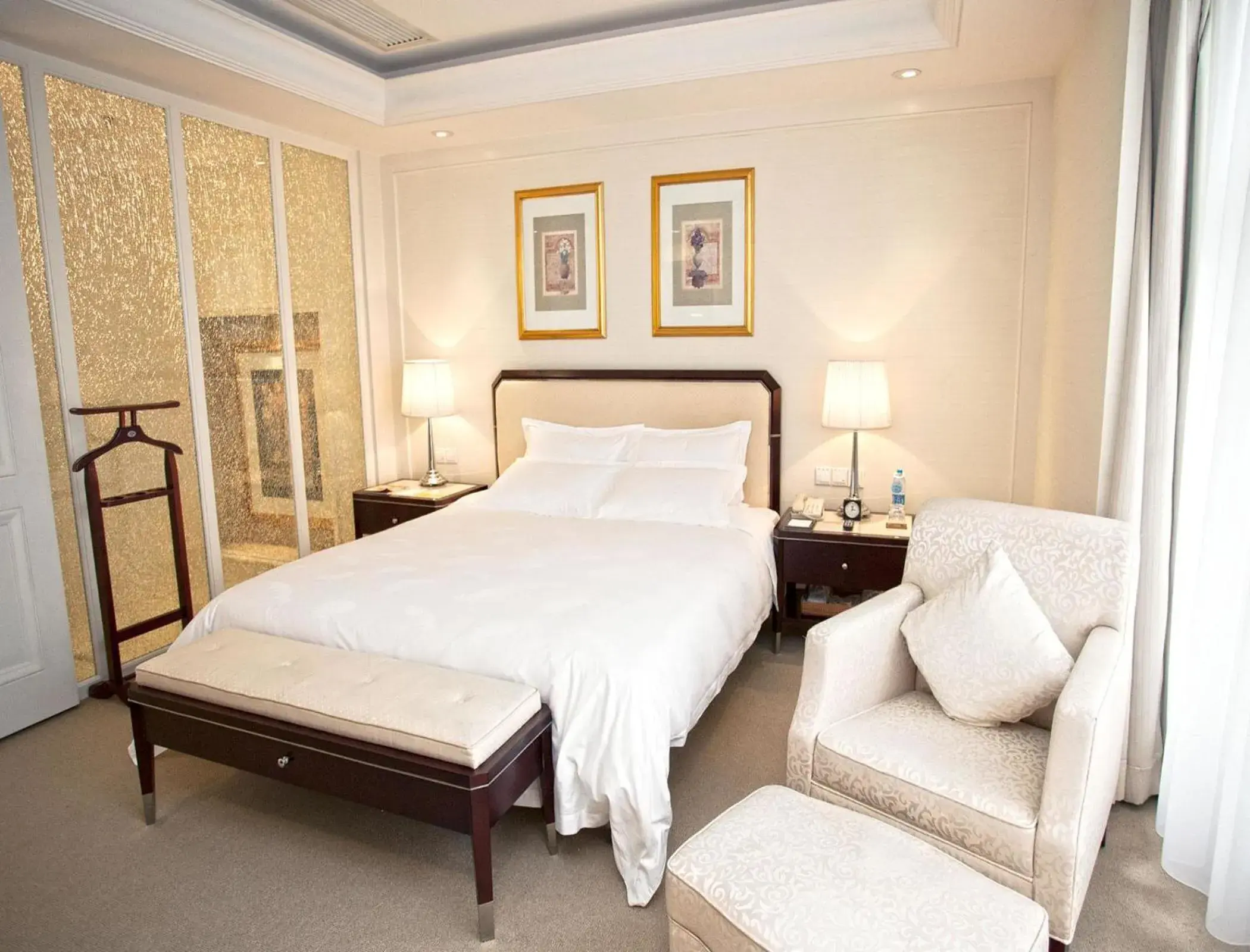 Bedroom, Bed in Parklane Hotel