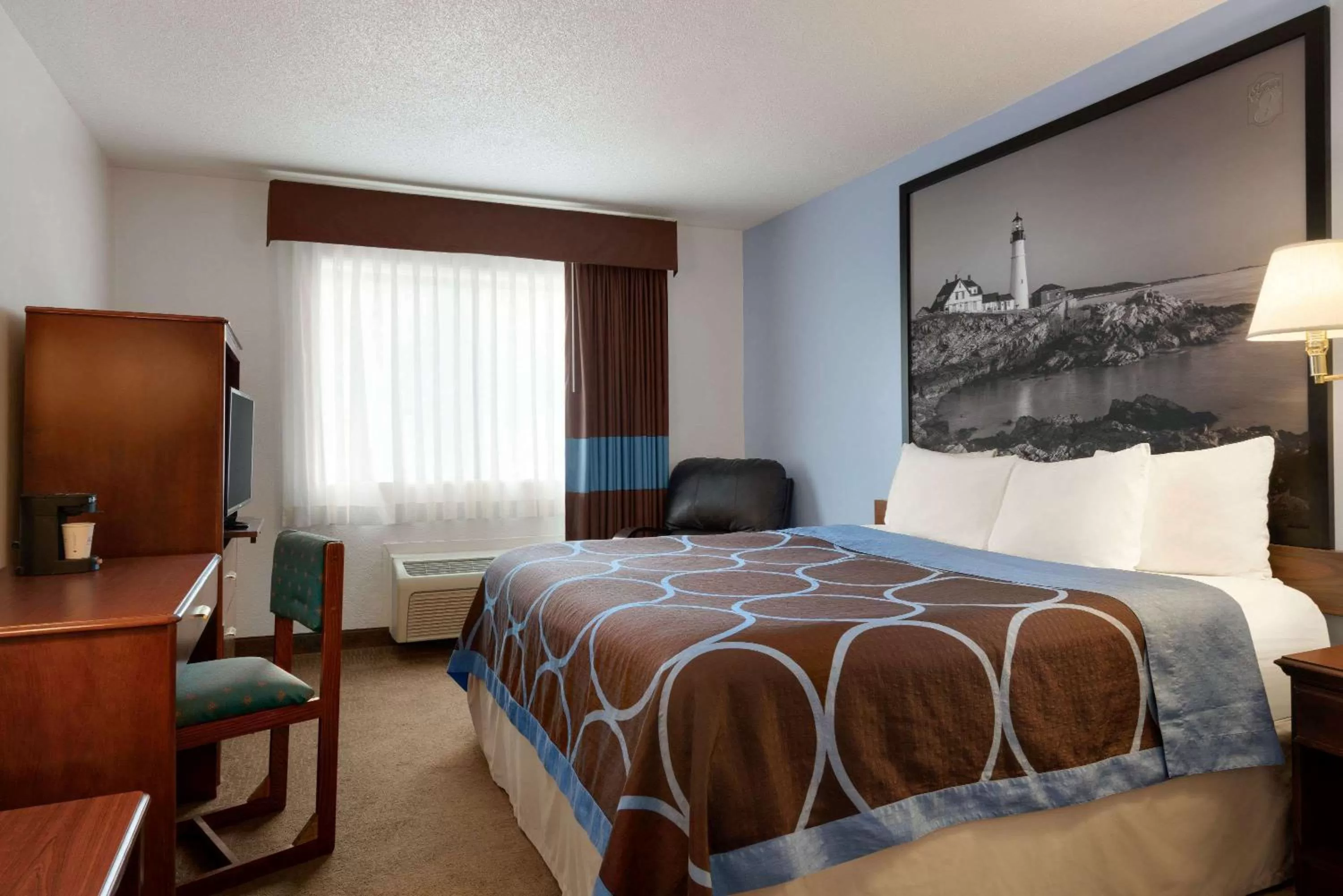 Photo of the whole room, Bed in Super 8 by Wyndham Portland/Westbrook Area