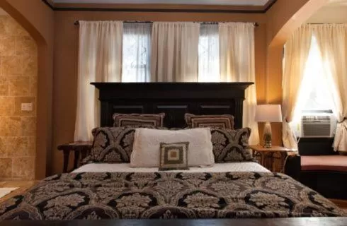 Bed in Black Walnut B&B Inn