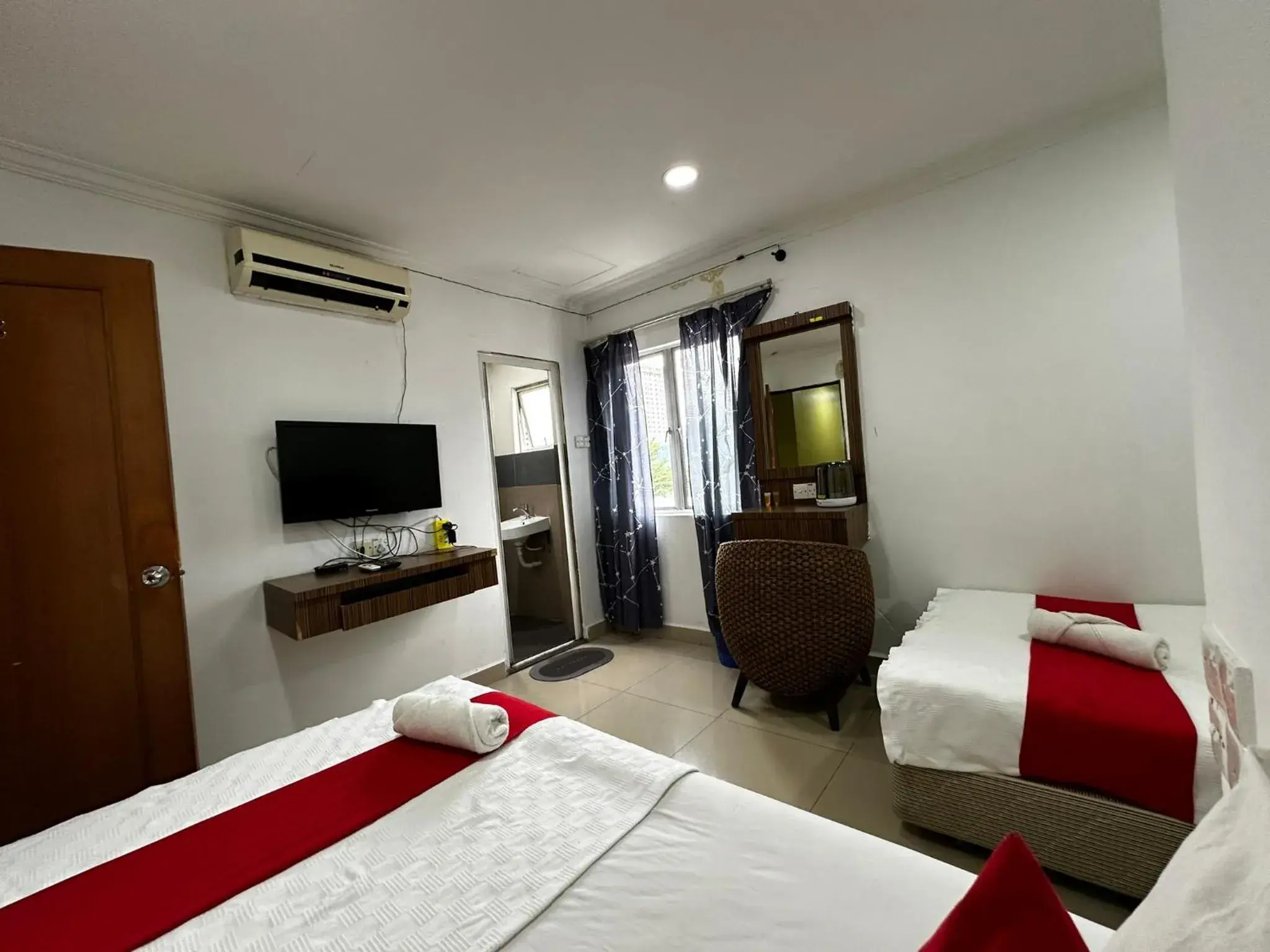 Bed, TV/Entertainment Center in Hotel Pritty