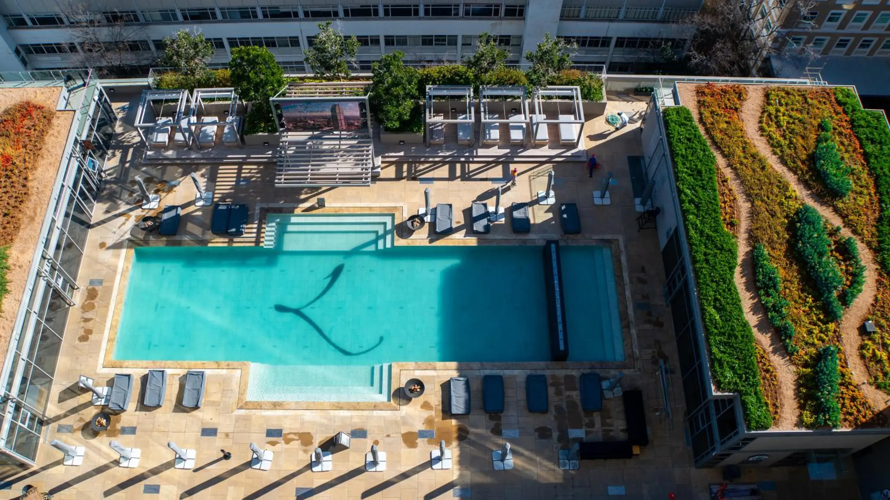 Bird's eye view, Pool View in The Leonardo