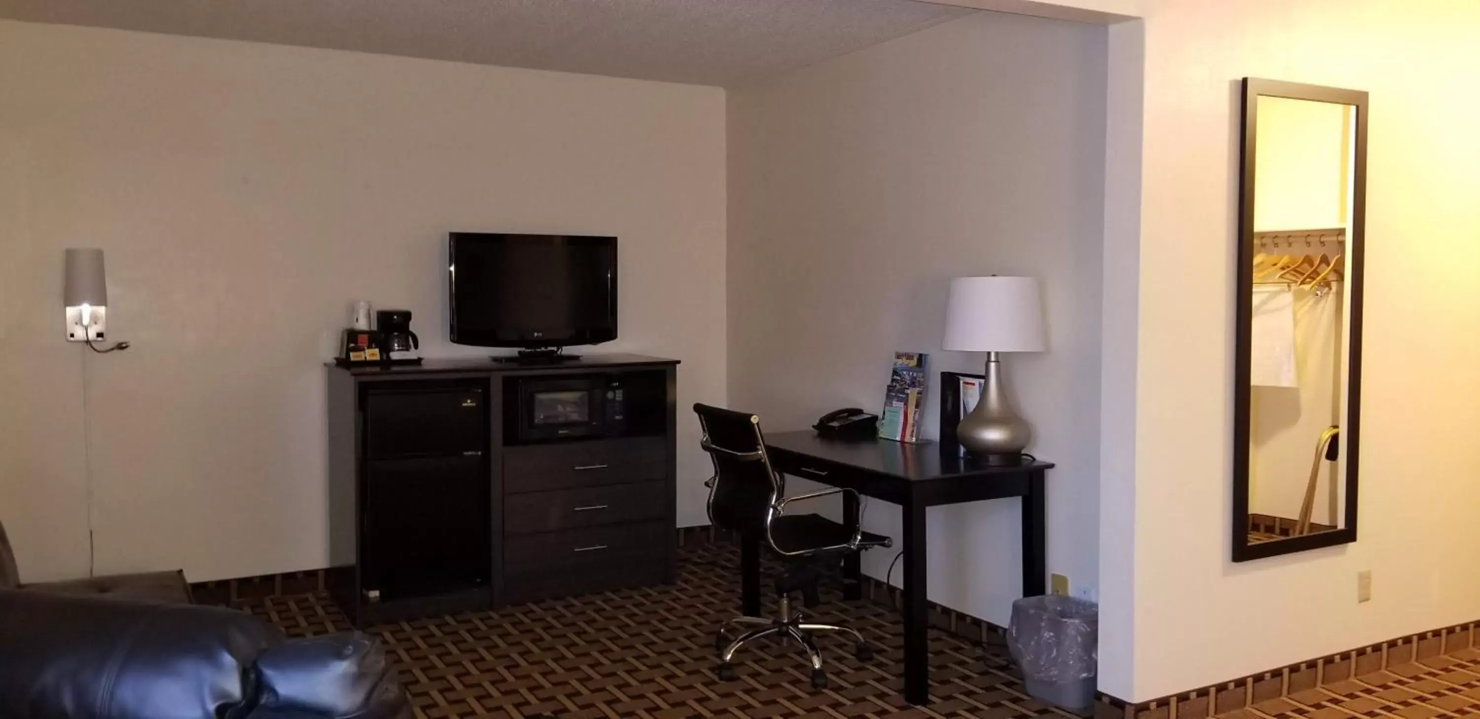 TV and multimedia, TV/Entertainment Center in Super 8 by Wyndham Ashland