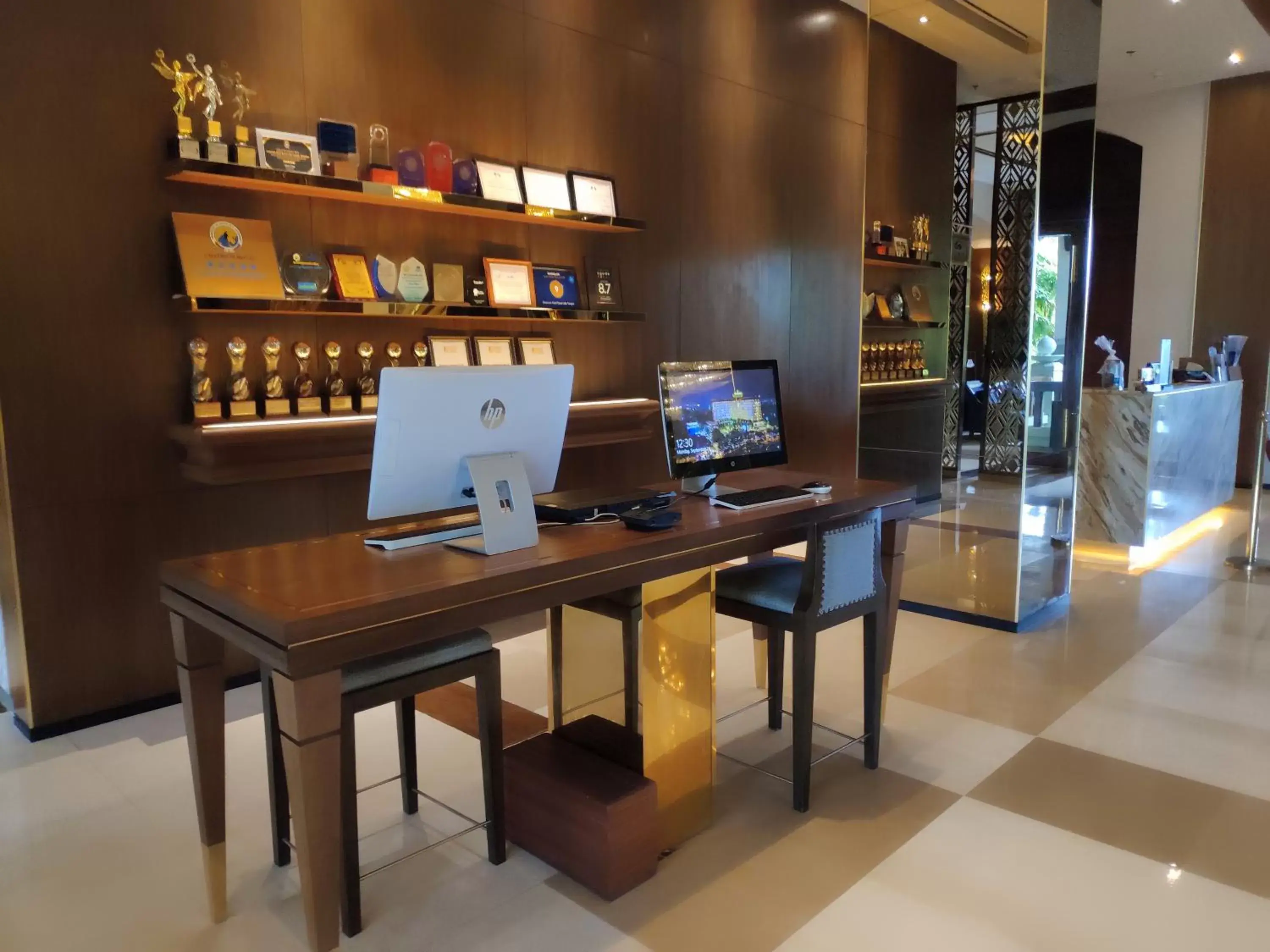 Business facilities in Chatrium Hotel Royal Lake Yangon