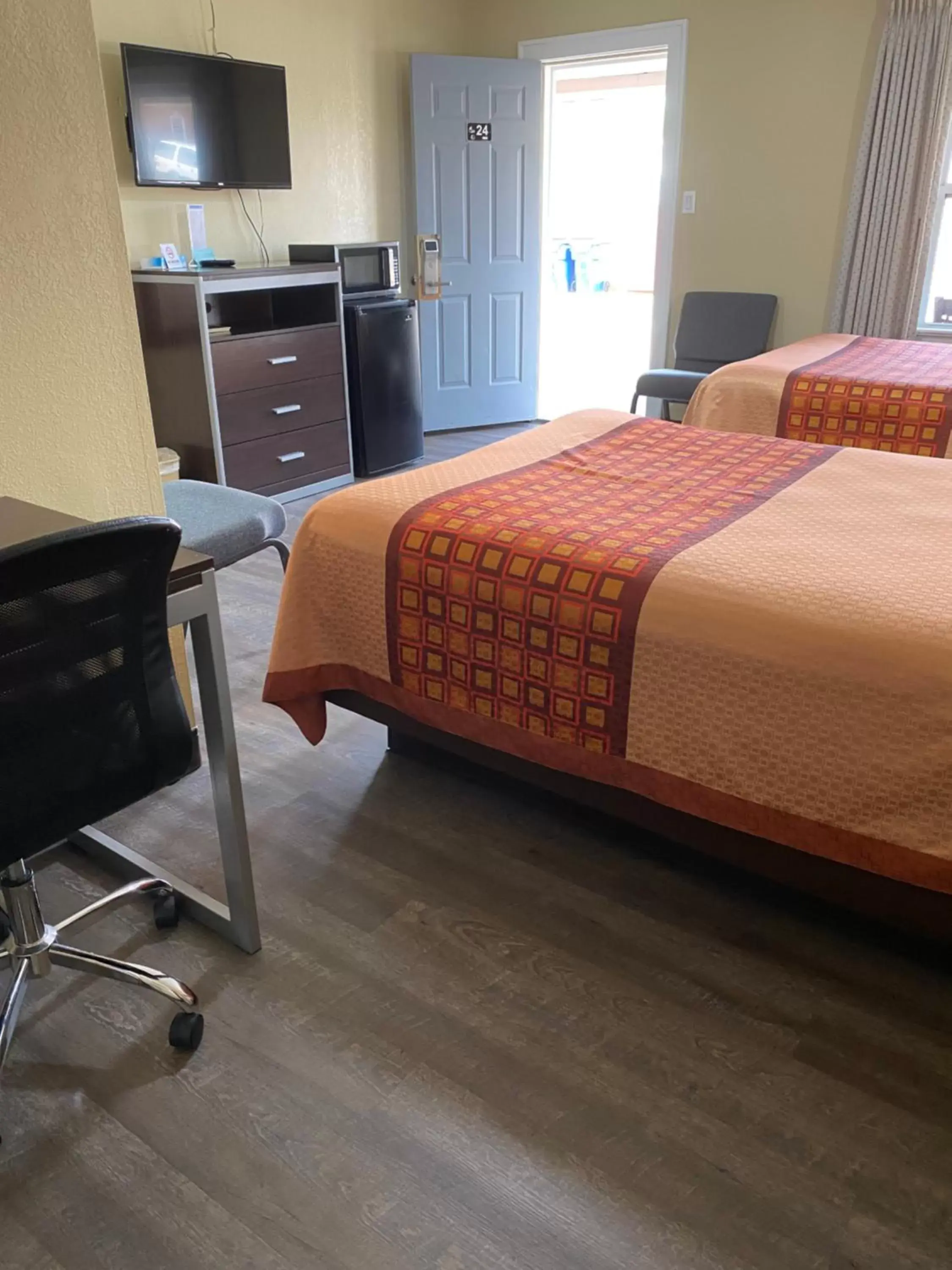 Bedroom, Bed in Savannah Motel