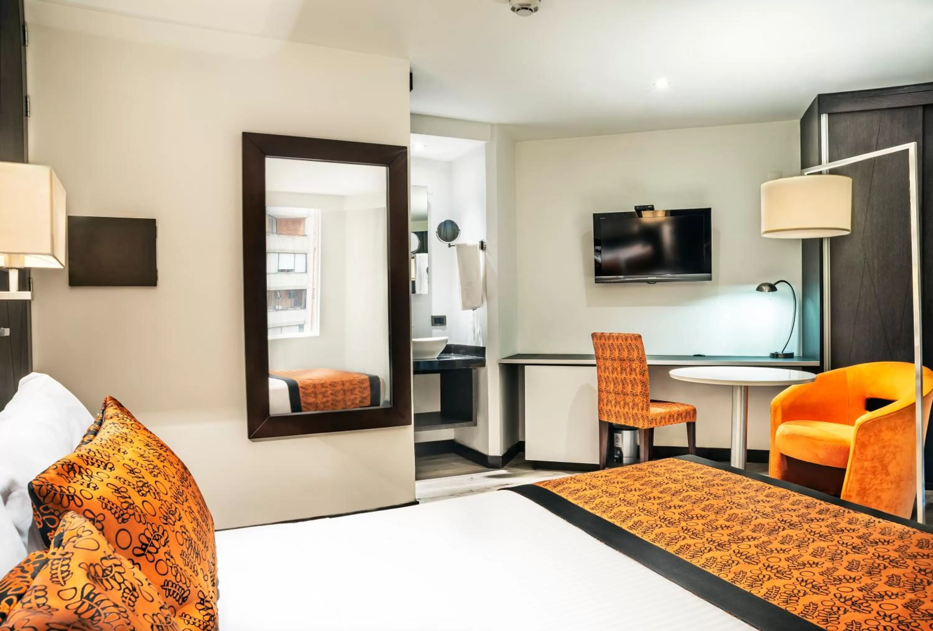 Photo of the whole room, Bed in Hotel City Bog Expo Museo