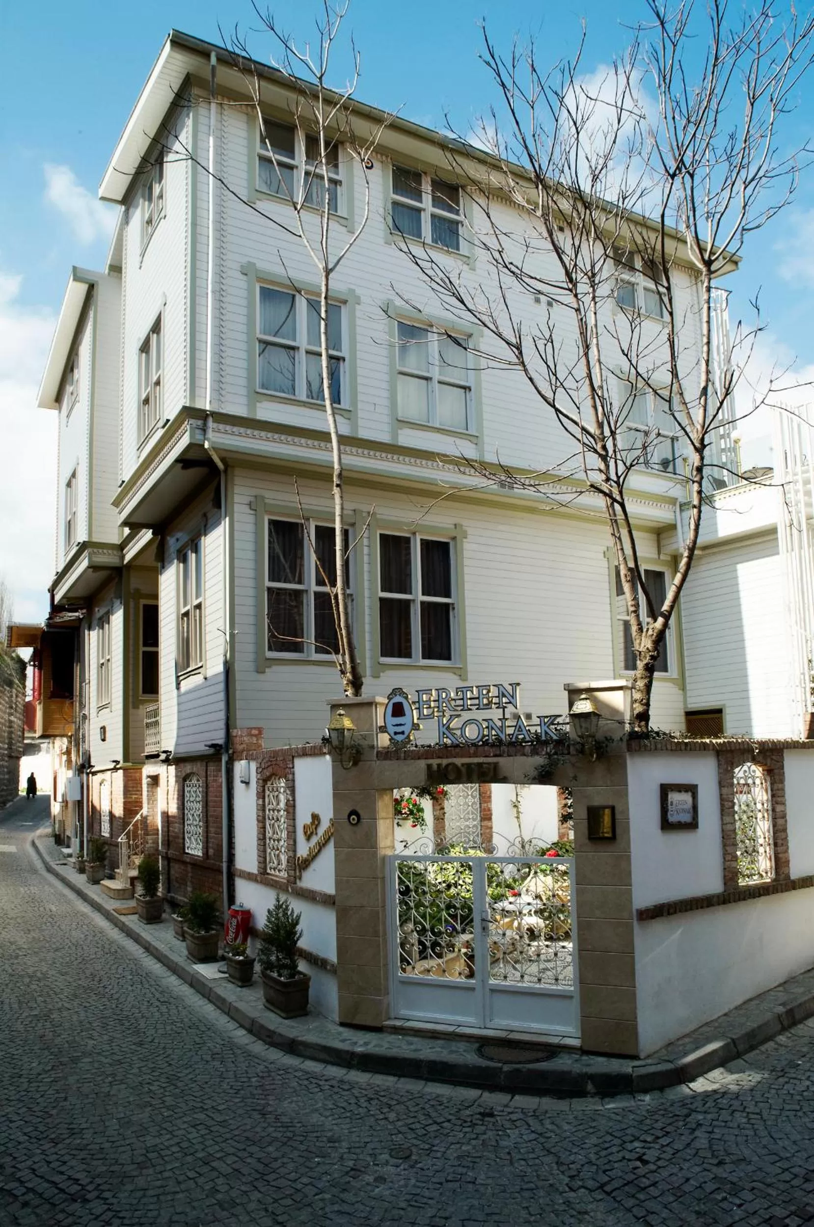 Property building in Erten Konak