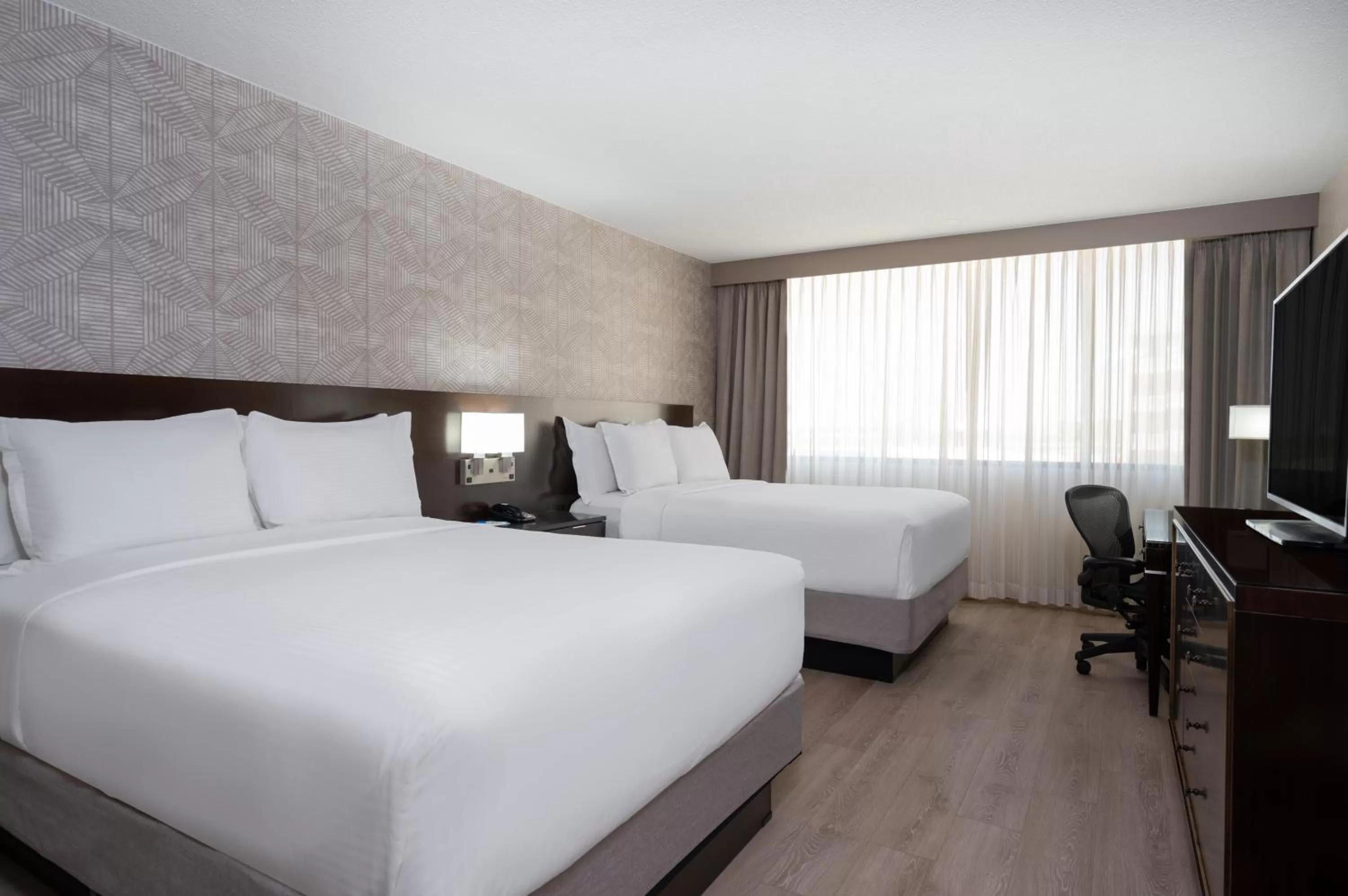 TV and multimedia, Bed in Wyndham Indianapolis Airport