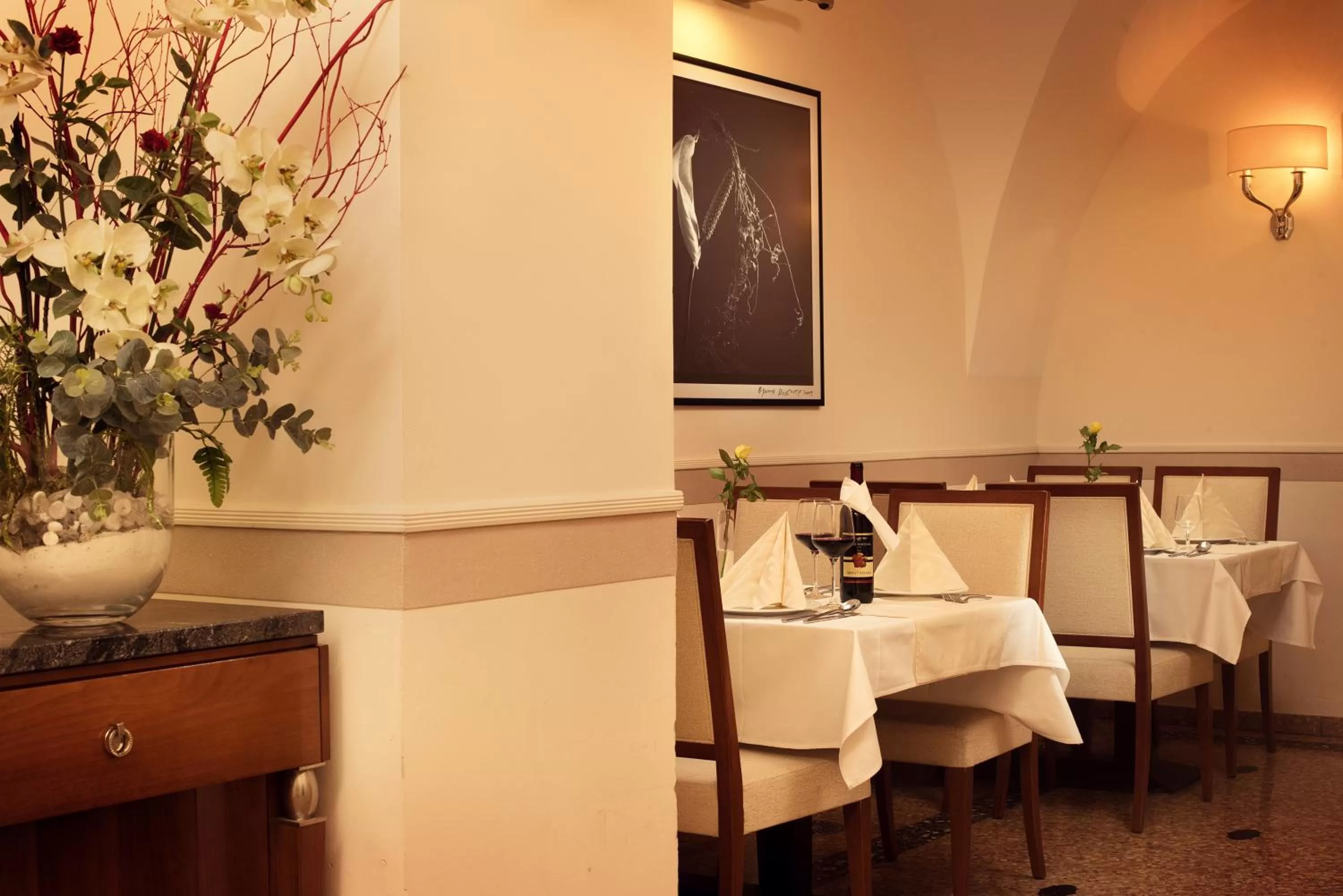 Restaurant/places to eat in Hotel Ambassador