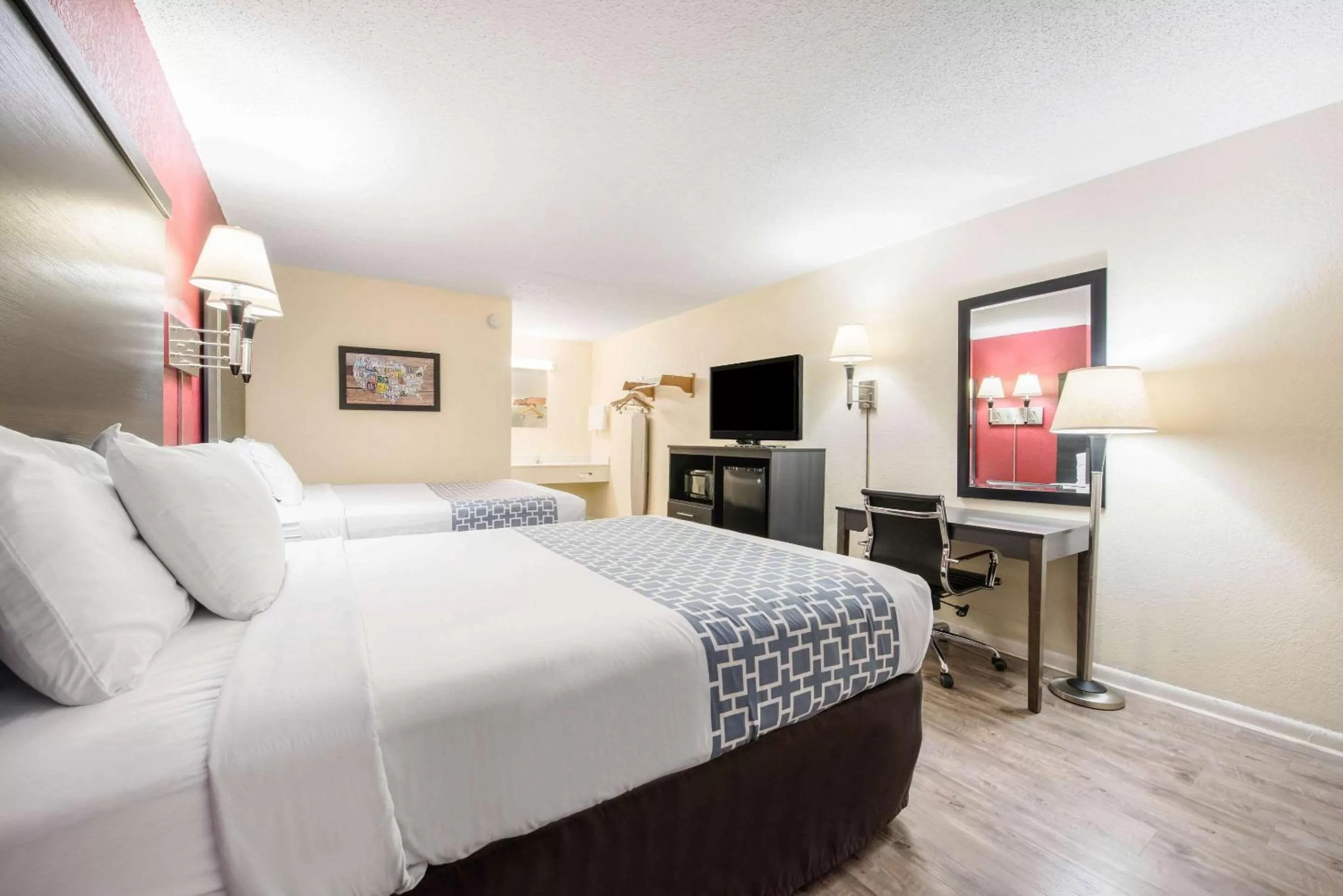 Photo of the whole room, Bed in Econo Lodge Waynesville