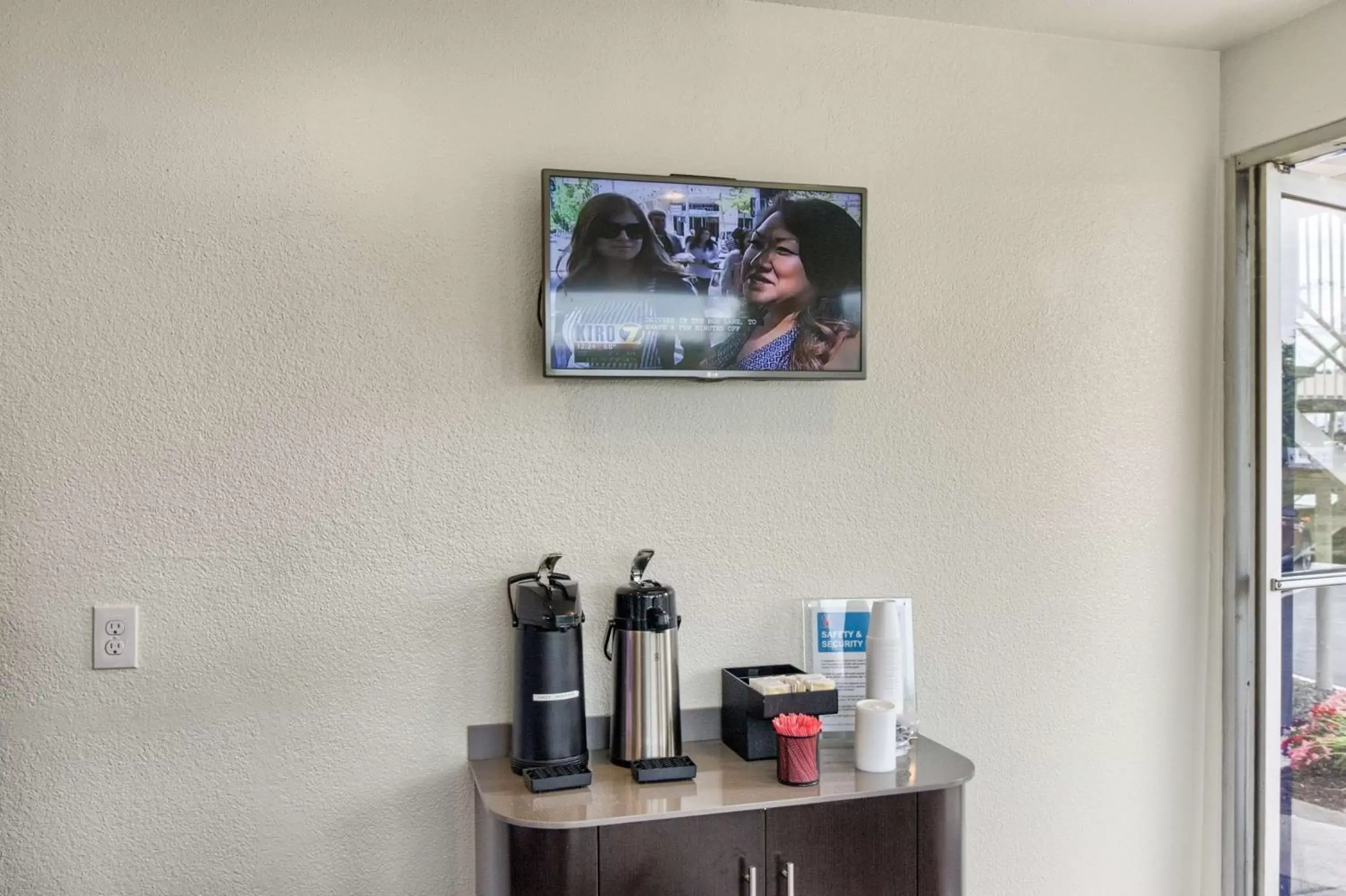 TV and multimedia, Coffee/Tea Facilities in Motel 6-Everett, WA - South