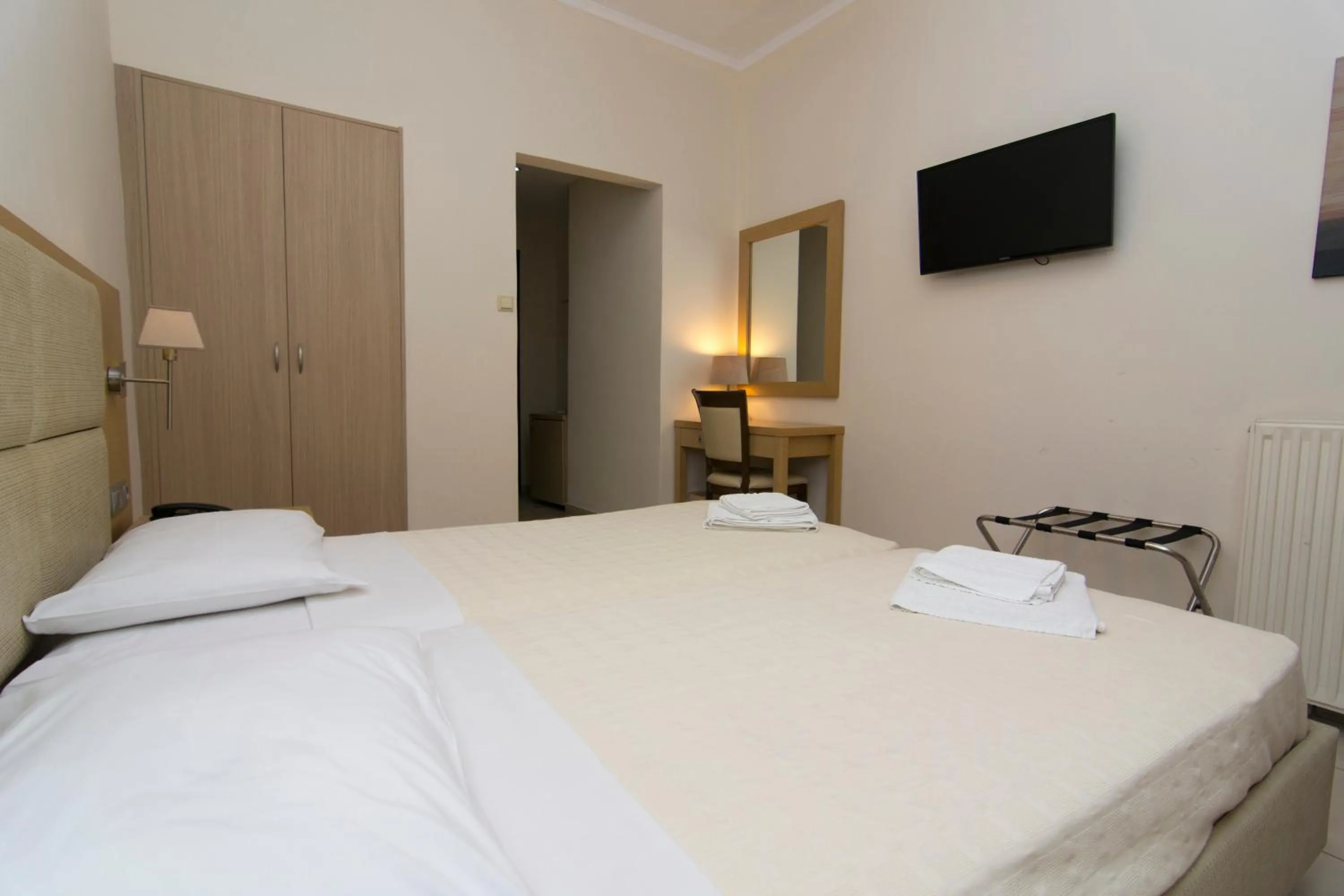 Photo of the whole room, Bed in San Nectarios