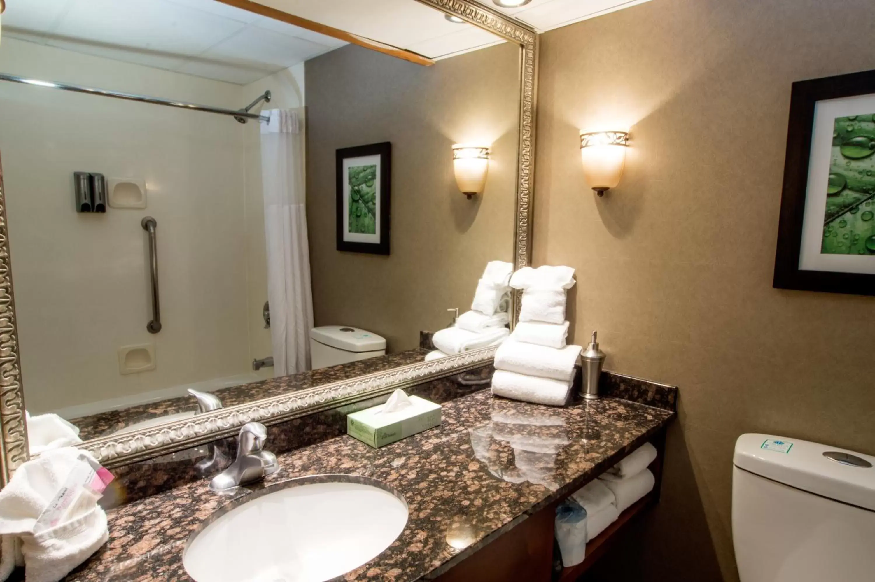 Bathroom in Greenstay Hotel & Suites Central