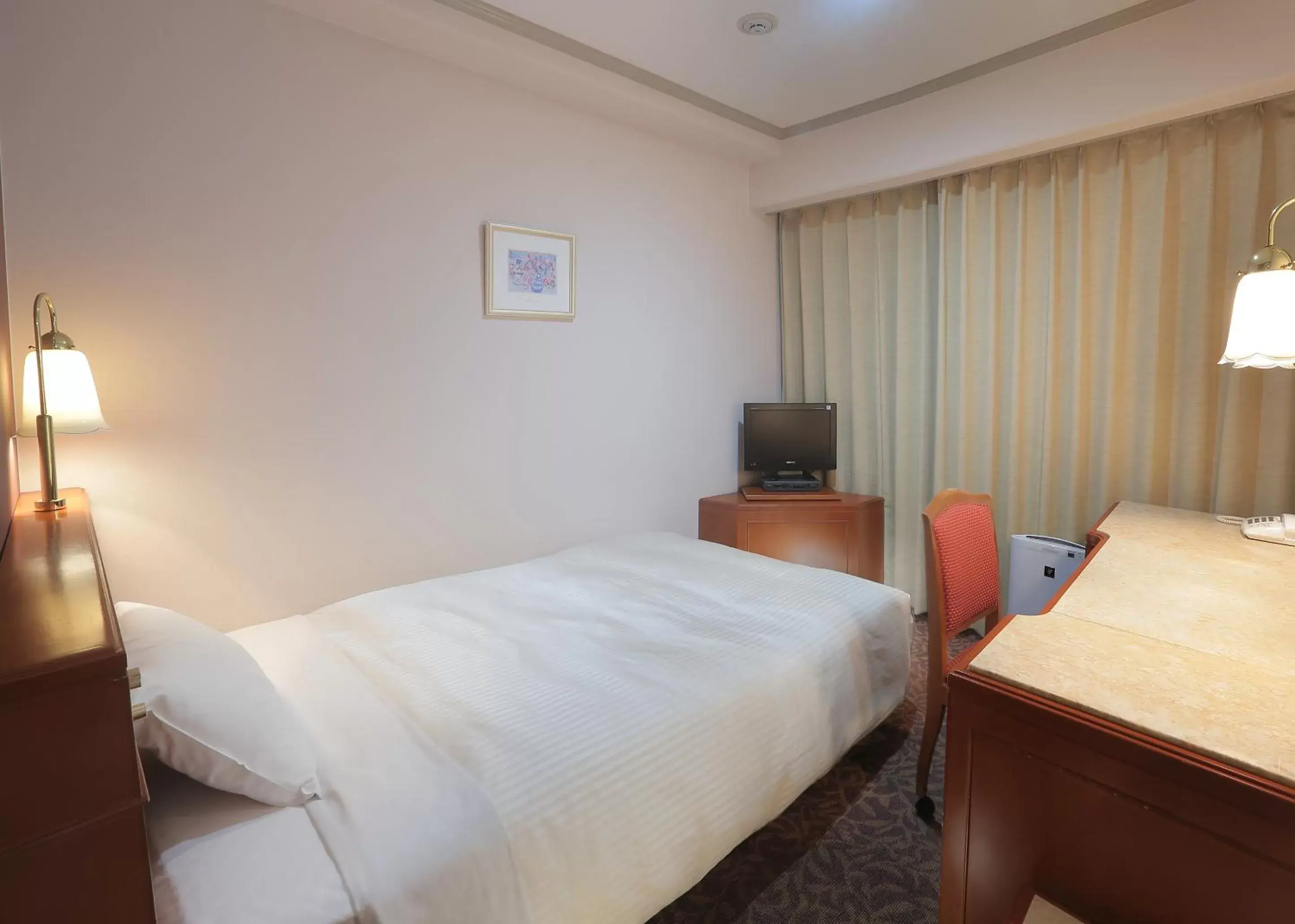 Photo of the whole room, Bed in Sasebo Washington Hotel