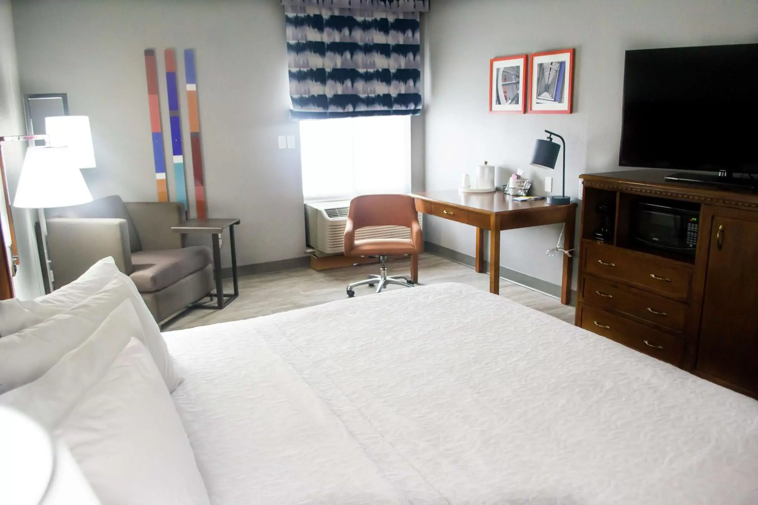 Bed, Seating Area in Hampton Inn Marion