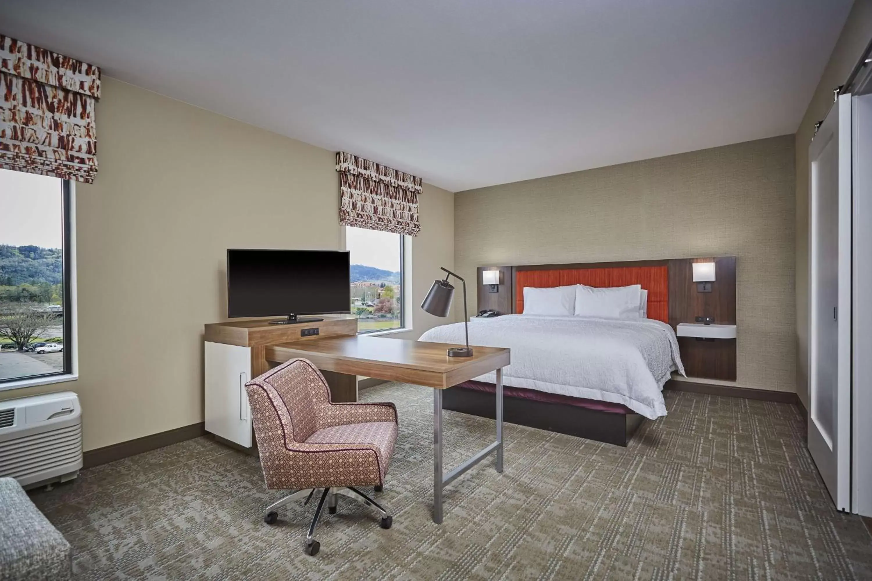Bedroom in Hampton Inn & Suites Roseburg