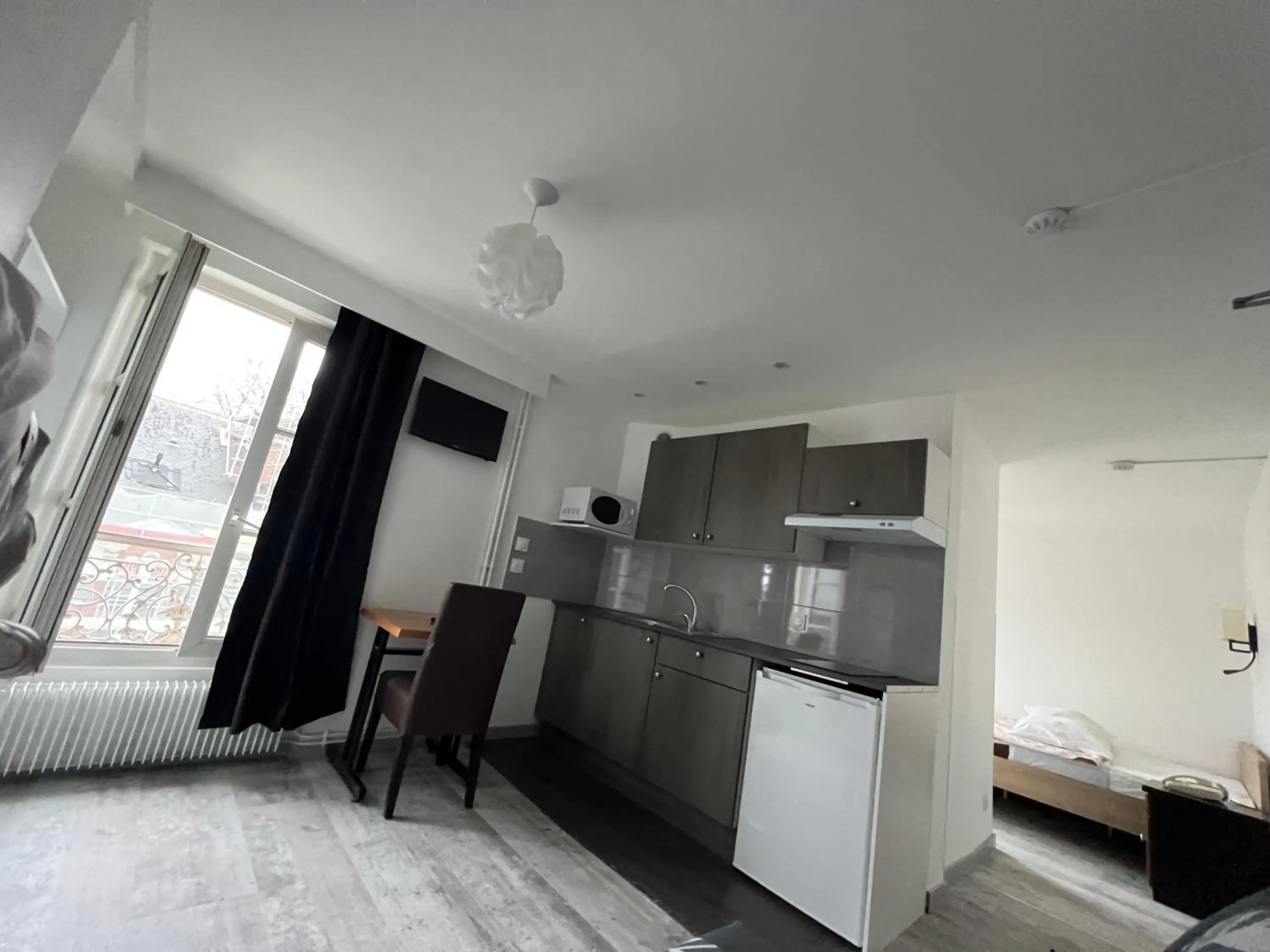 Kitchen or kitchenette in Hôtel Belle Fontainebleau