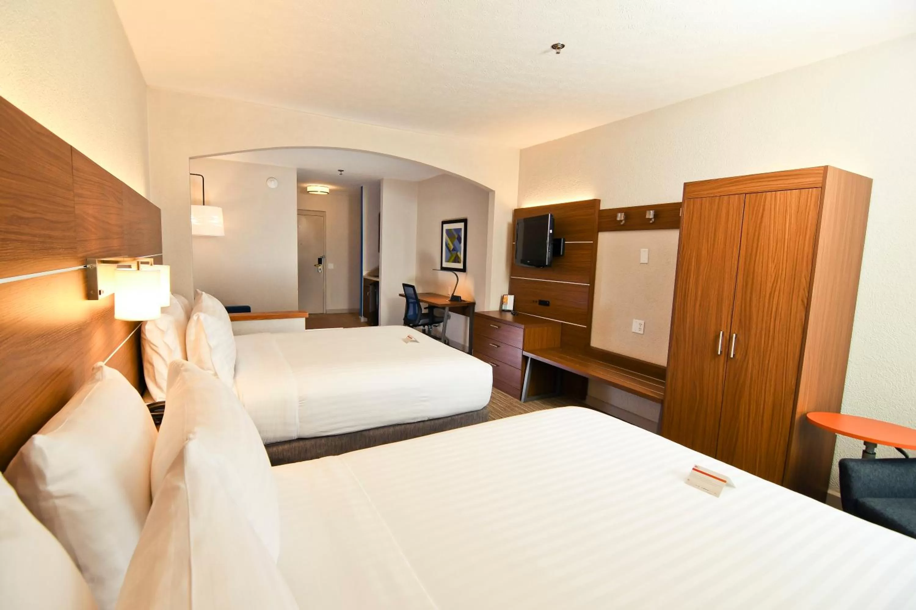 Photo of the whole room, Bed in Holiday Inn Express Hotel & Suites Port Clinton-Catawba Island by IHG