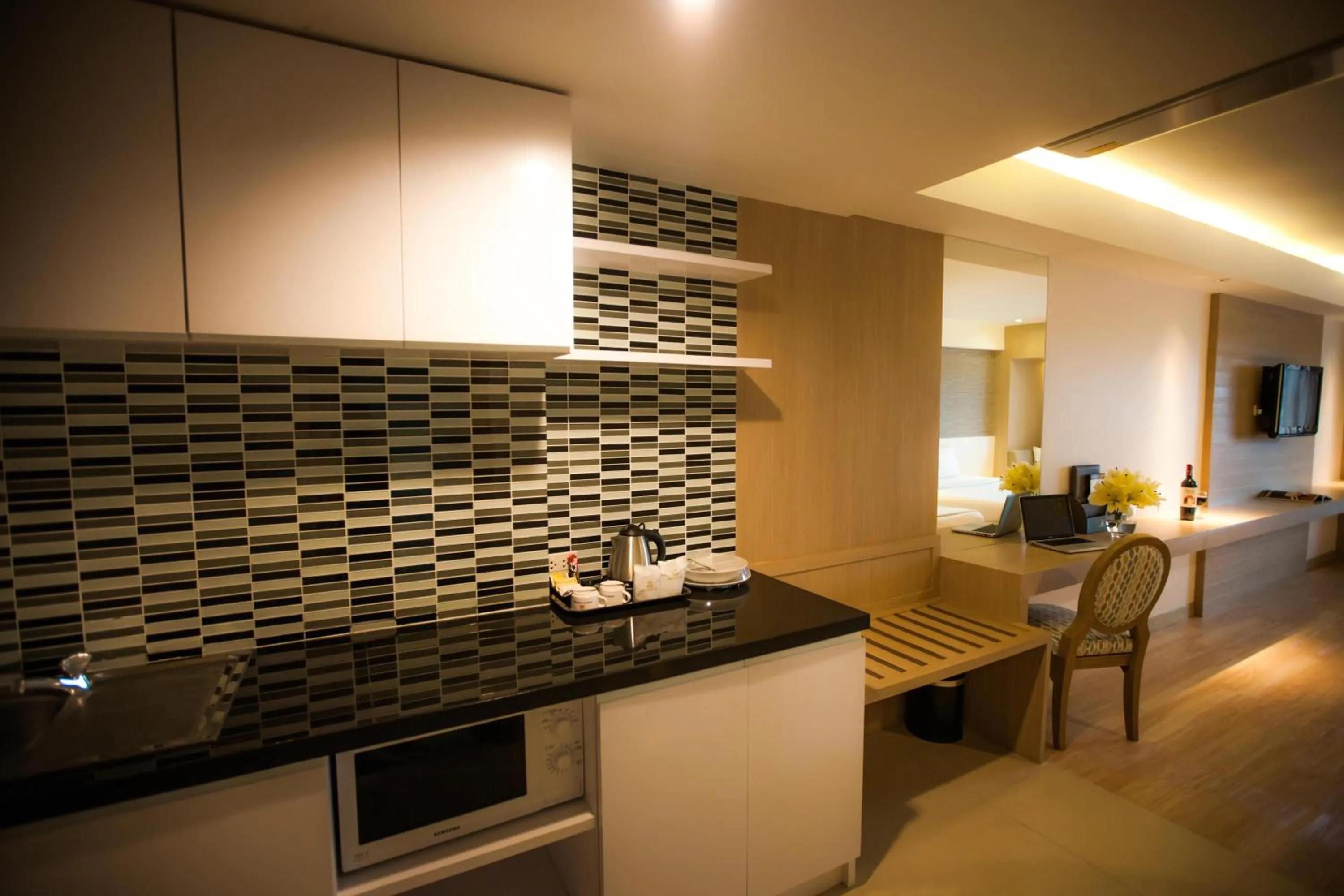 Kitchen or kitchenette in Golden City Rayong Hotel