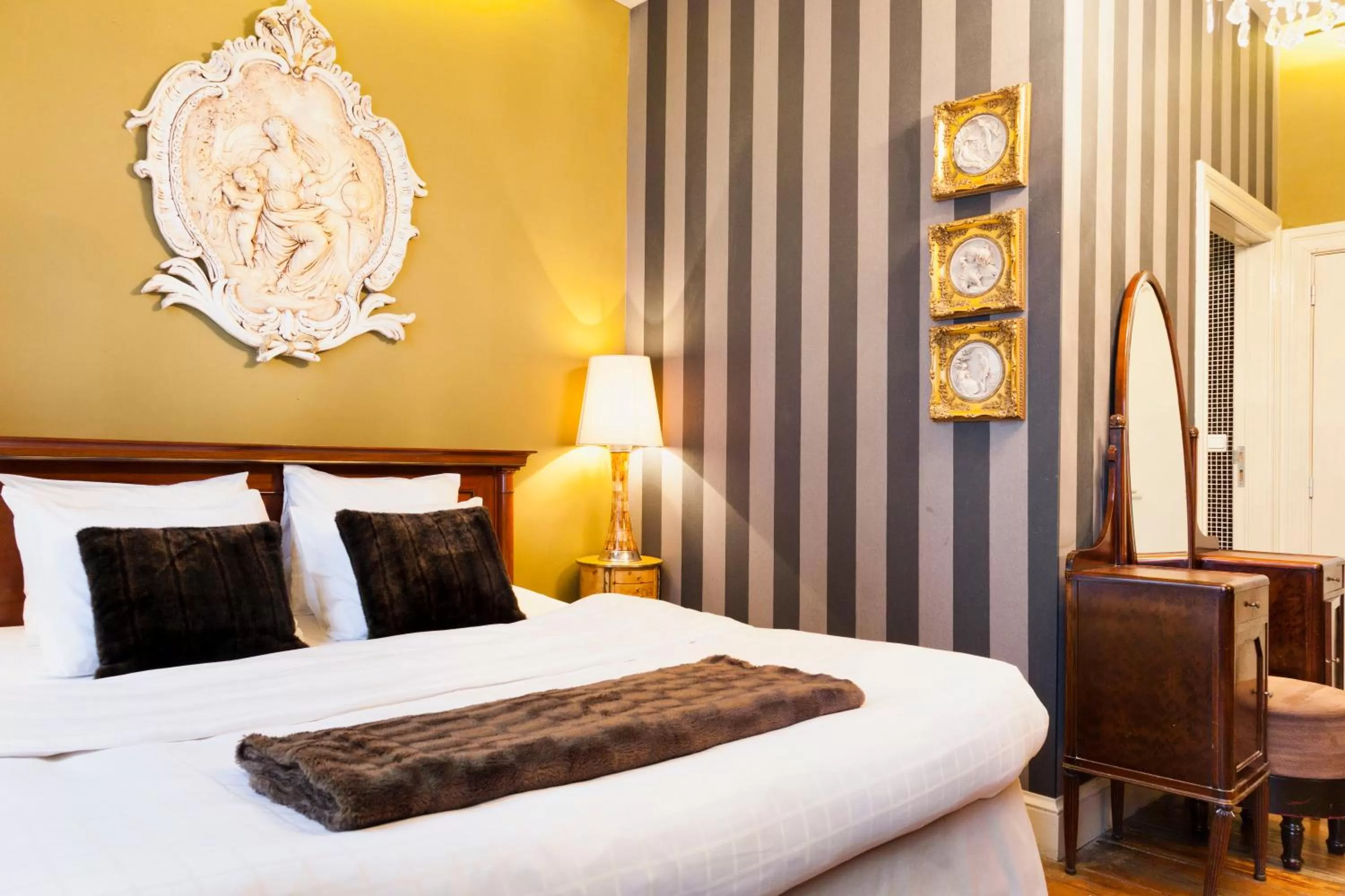 Bed in Hotel Diamonds and Pearls