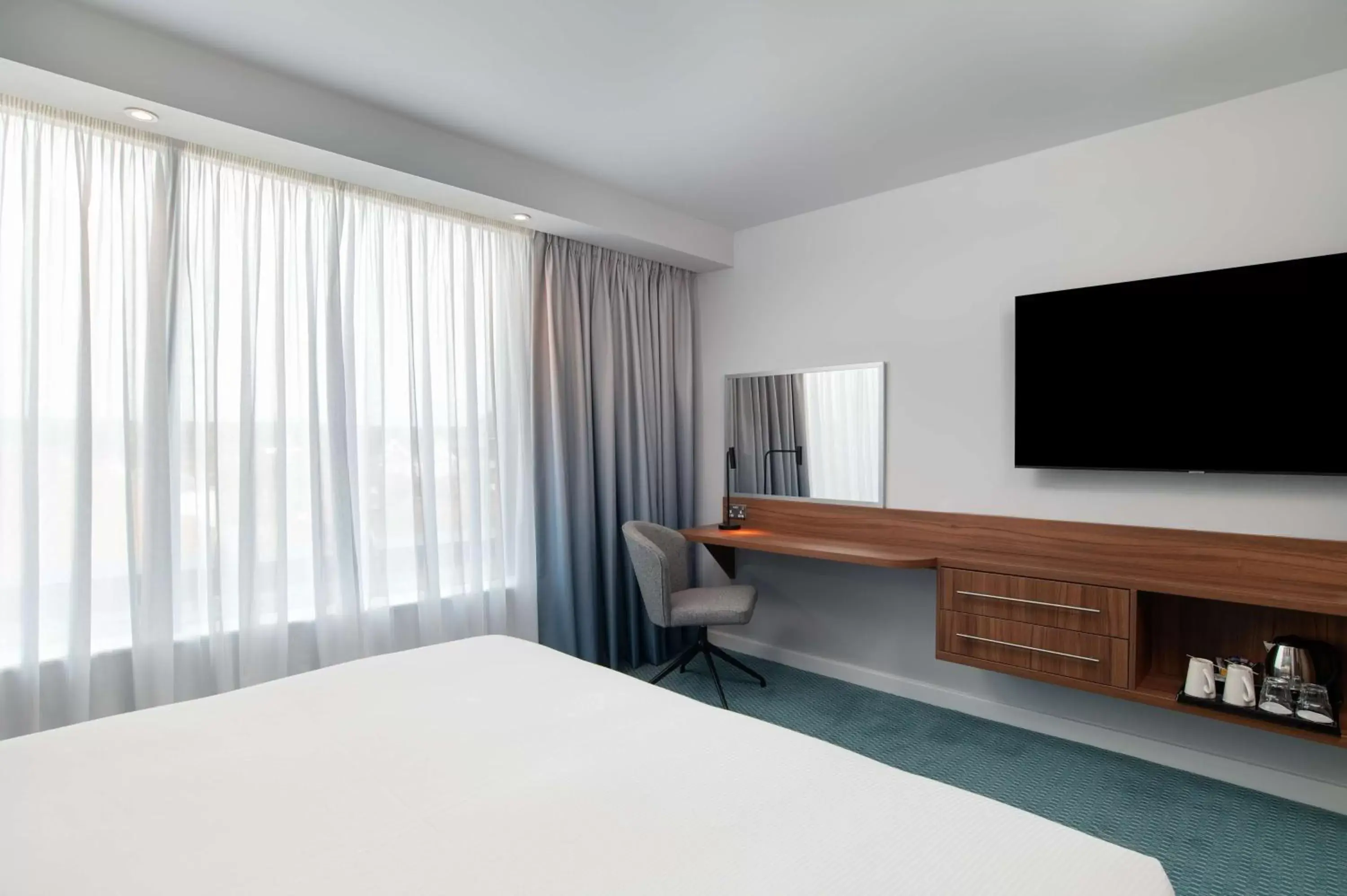 Bedroom, TV/Entertainment Center in Hampton by Hilton Canterbury