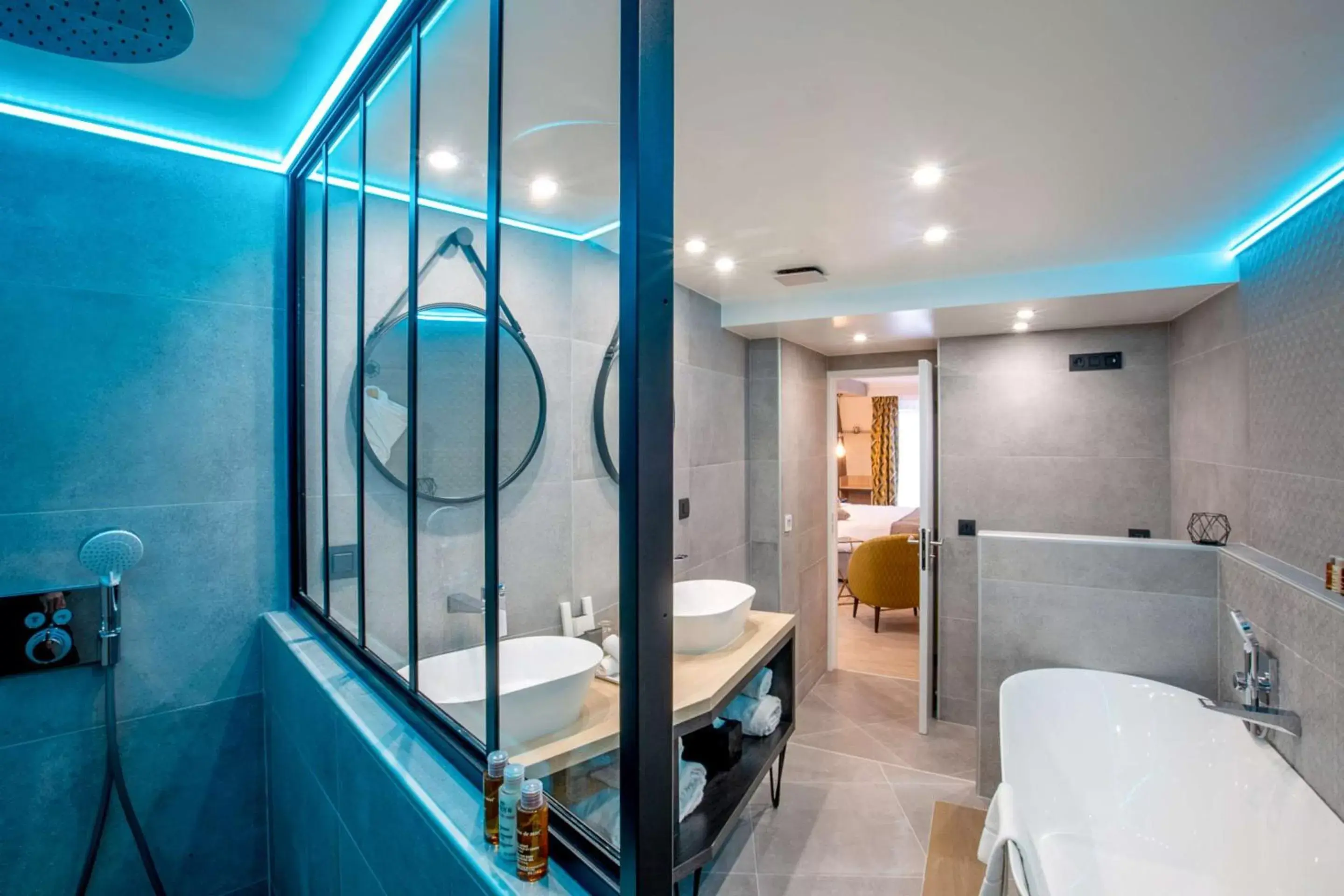 Bedroom, Bathroom in Best Western Plus Opéra Batignolles
