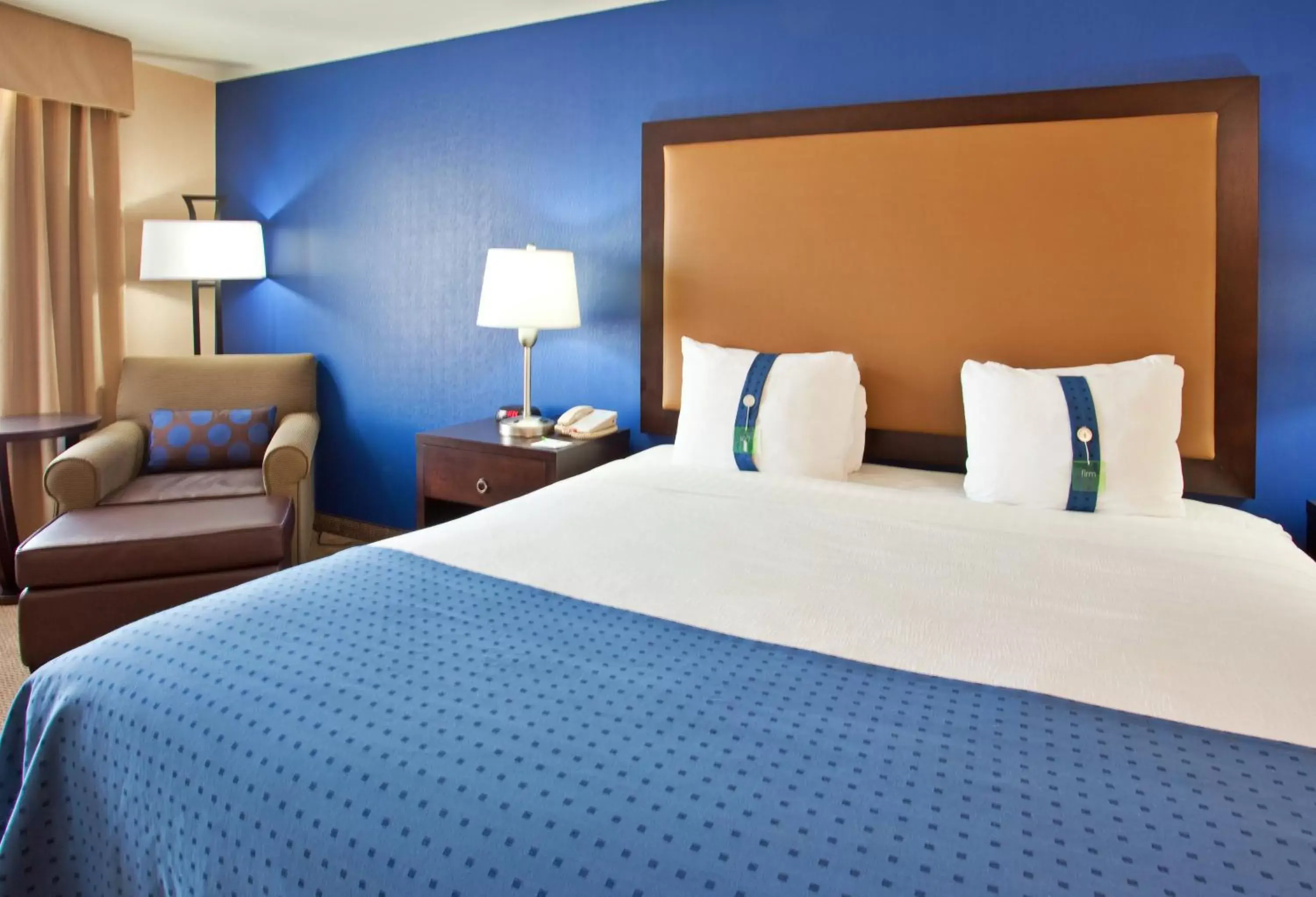 Photo of the whole room, Room Photo in Holiday Inn Phoenix Airport, an IHG Hotel