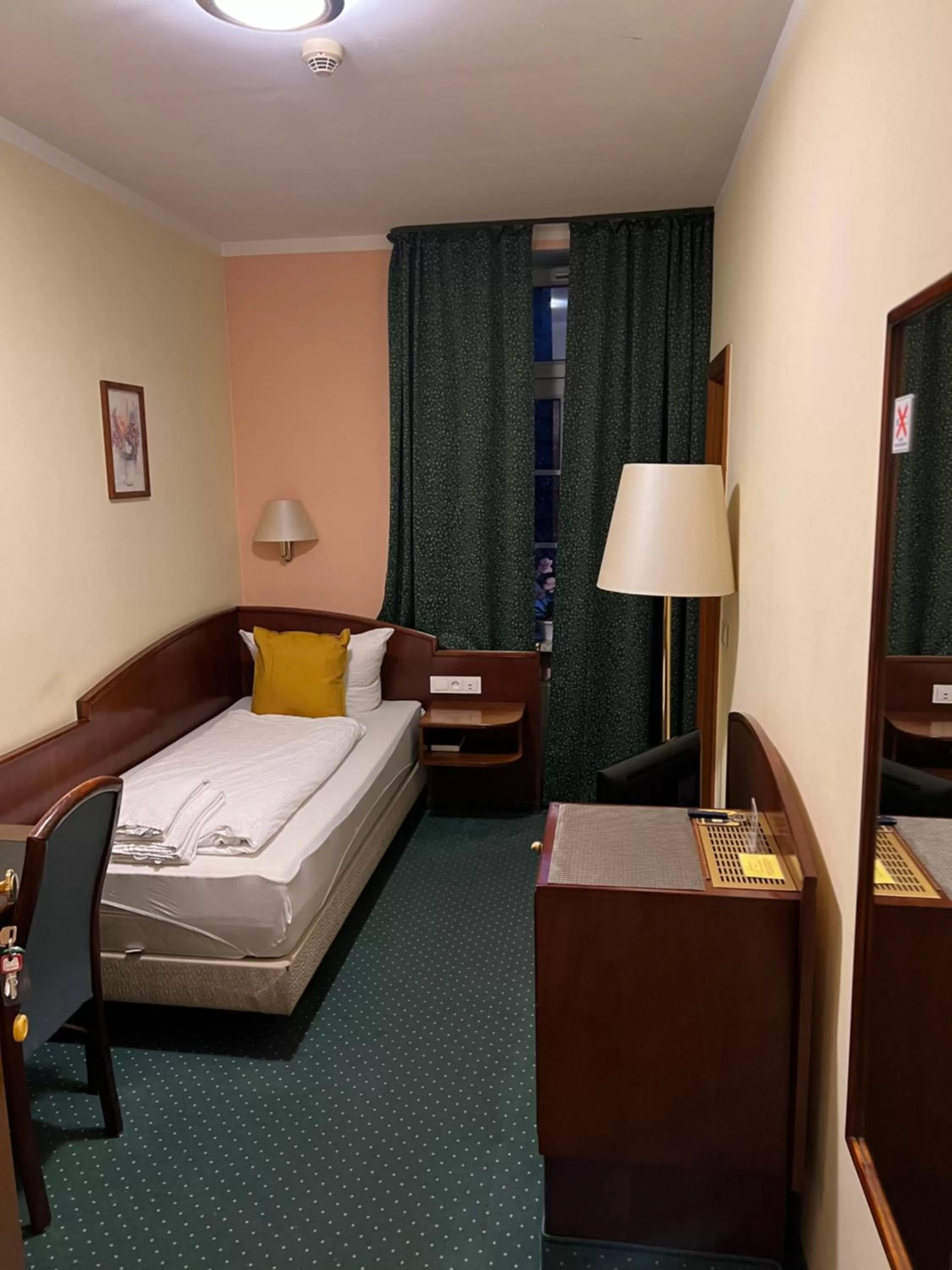 Photo of the whole room, Bed in Hotel am Schloss - Frankfurt an der Oder