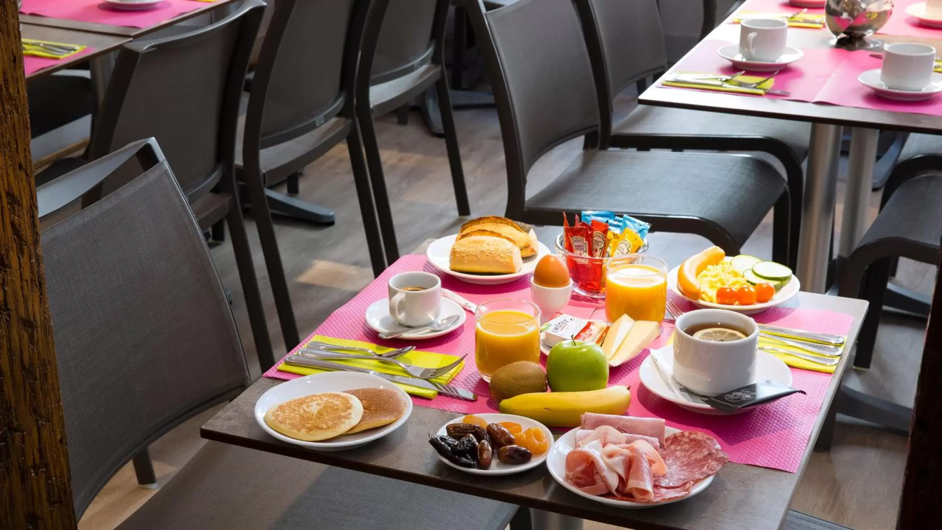 Buffet breakfast, Restaurant/Places to Eat in Hôtel du Plat d'Etain