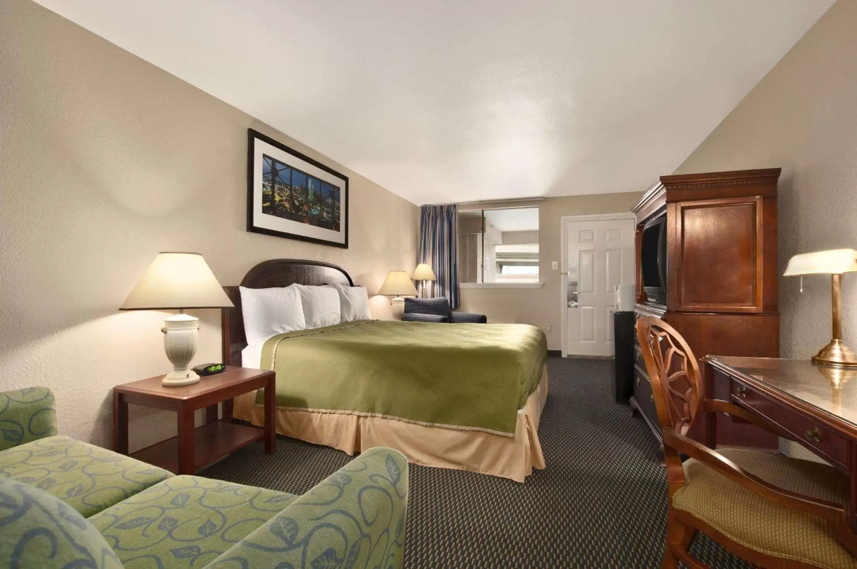 Photo of the whole room in Travelodge by Wyndham New Orleans Harvey Hotel