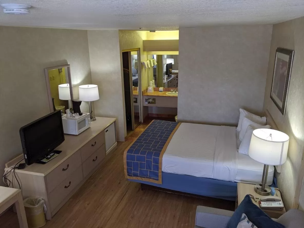Bed in Days Inn by Wyndham Bullhead City