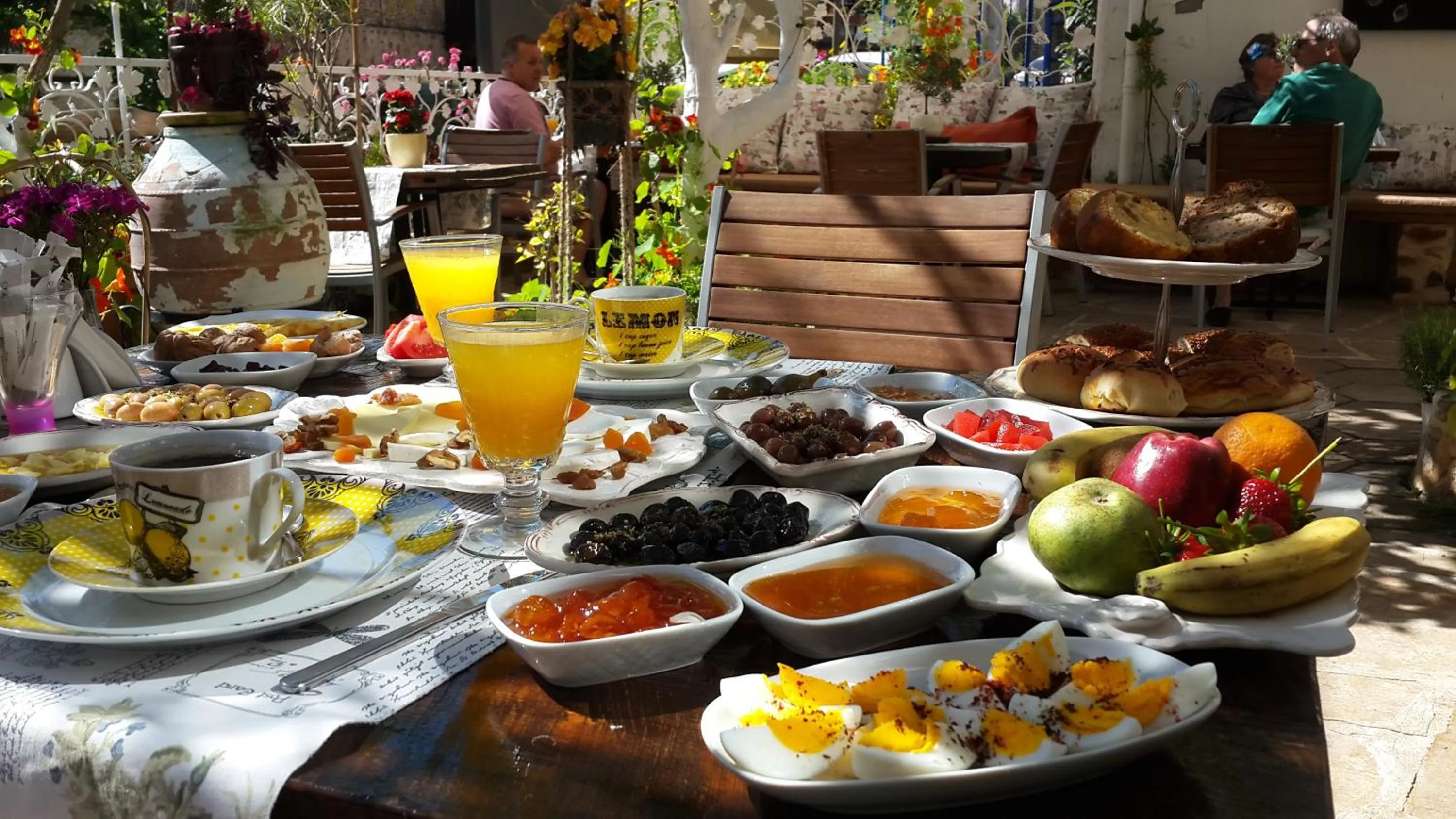 Food and drinks in Lemon Villa Hotel