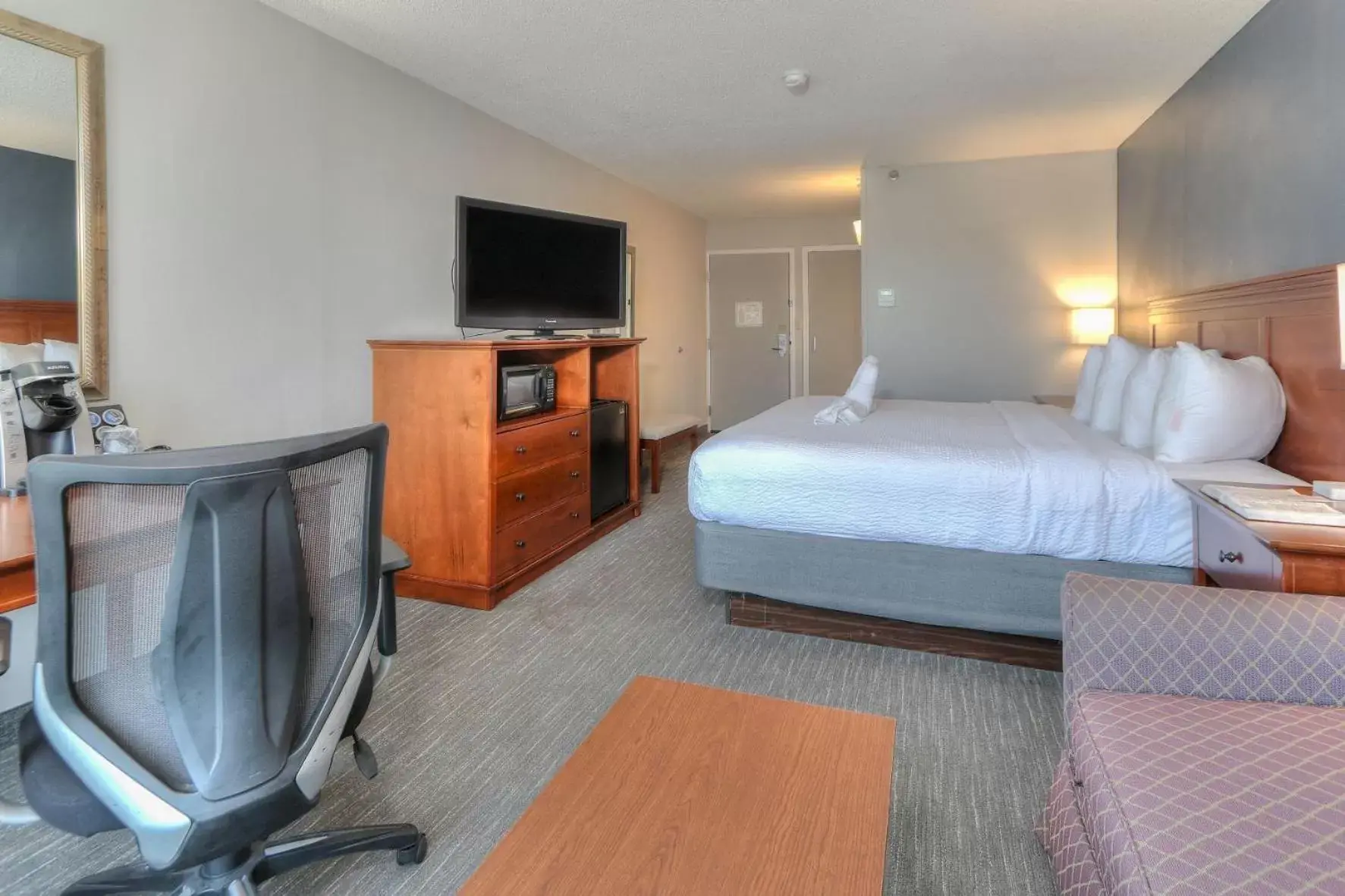 Bedroom, Bed in The Ramsey Hotel and Convention Center