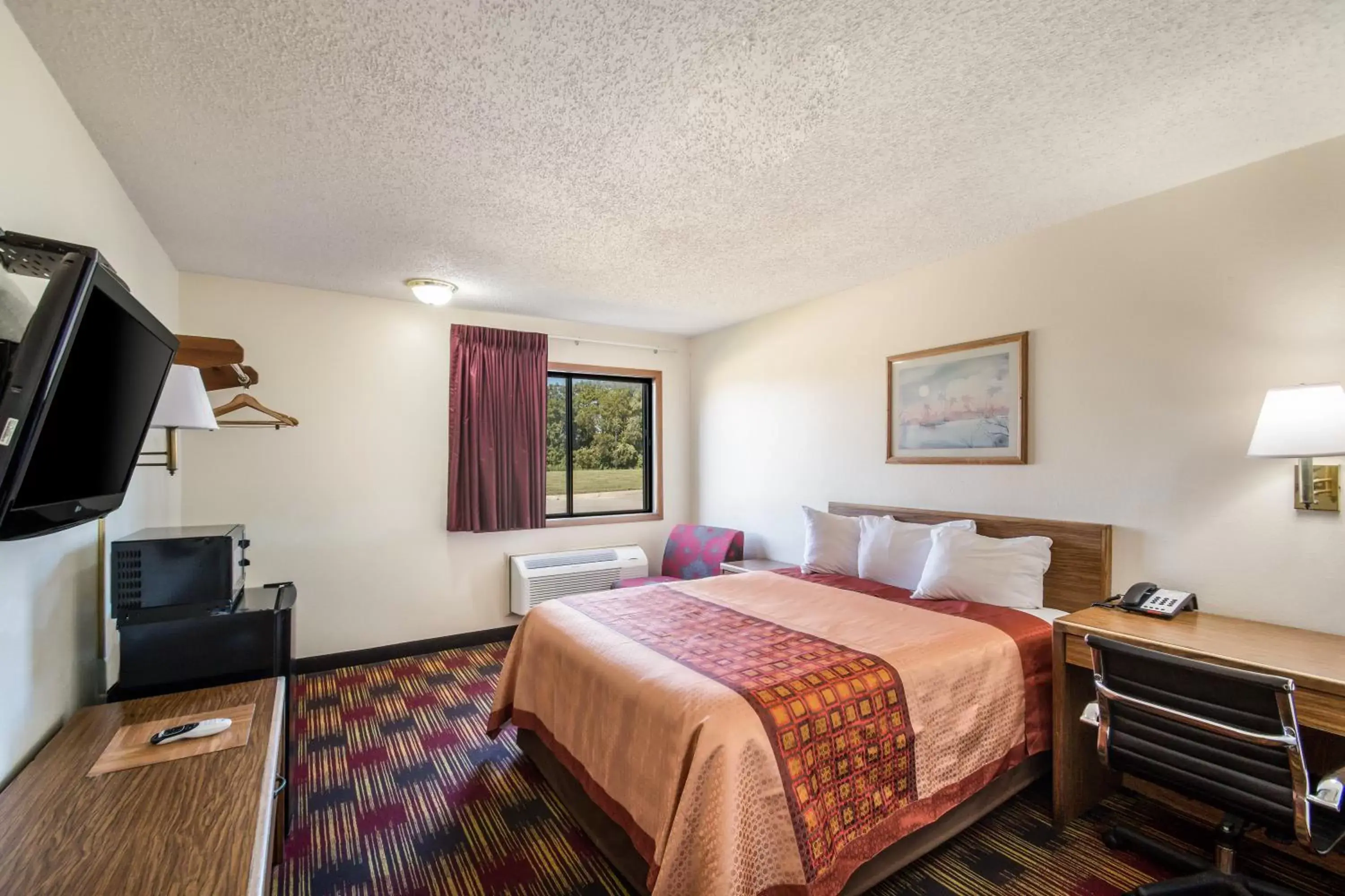 Bed in Americas Best Value Inn & Suites Harrisonville