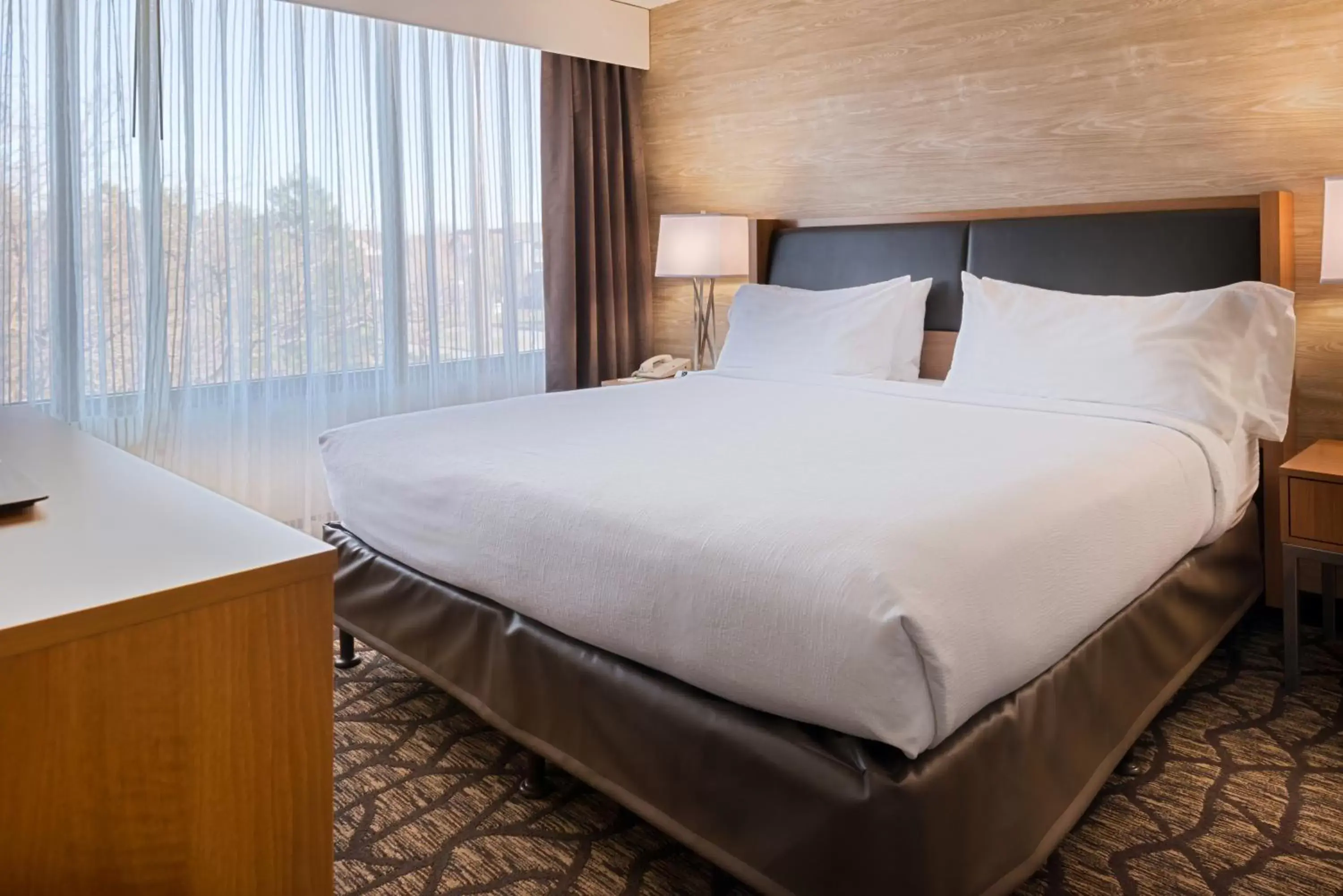Bed in Holiday Inn Hotel & Suites Warren, an IHG Hotel