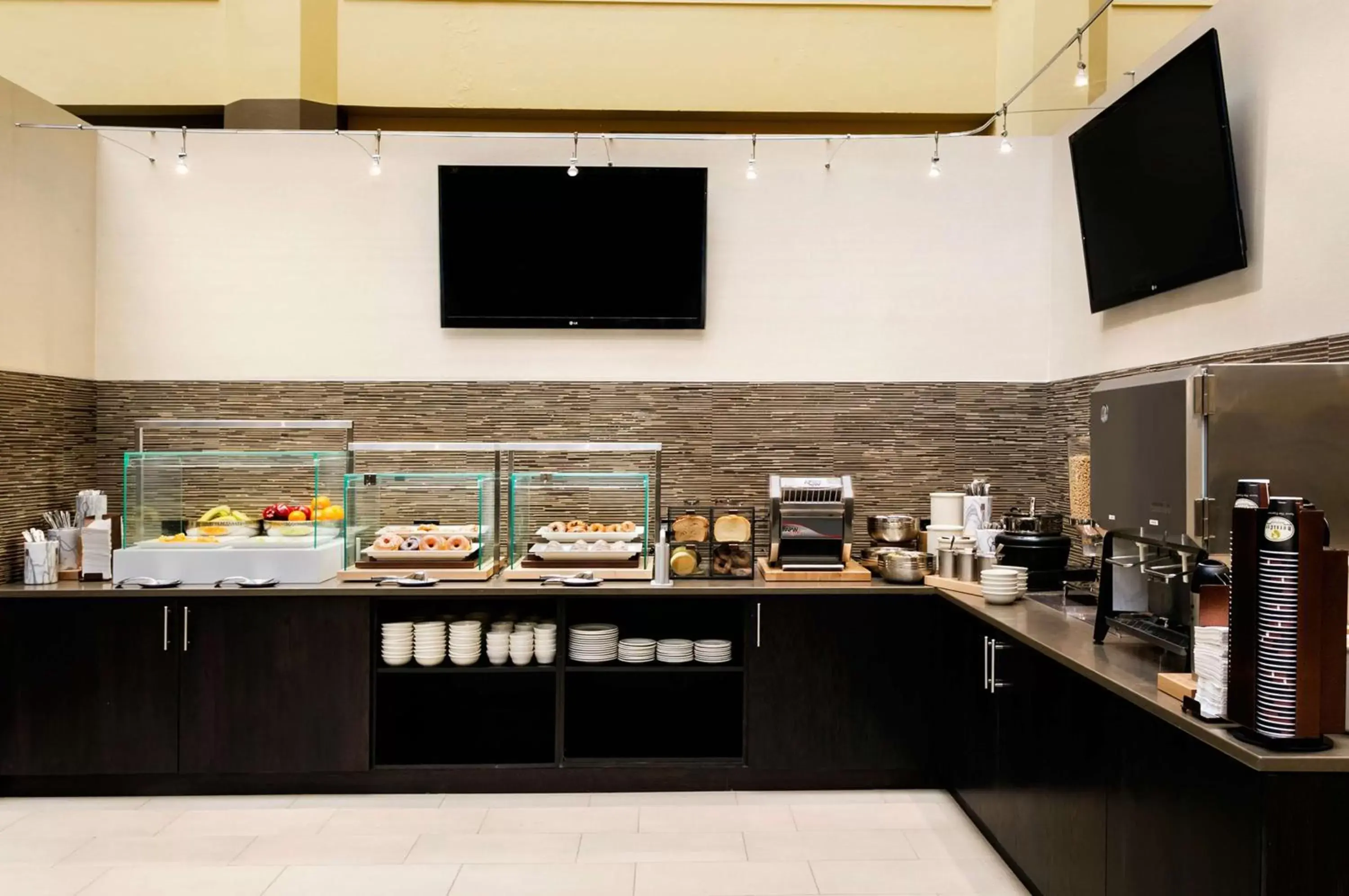 Dining area in Embassy Suites by Hilton Chicago North Shore Deerfield