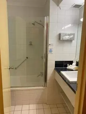 Bathroom in Airport Motel Brisbane