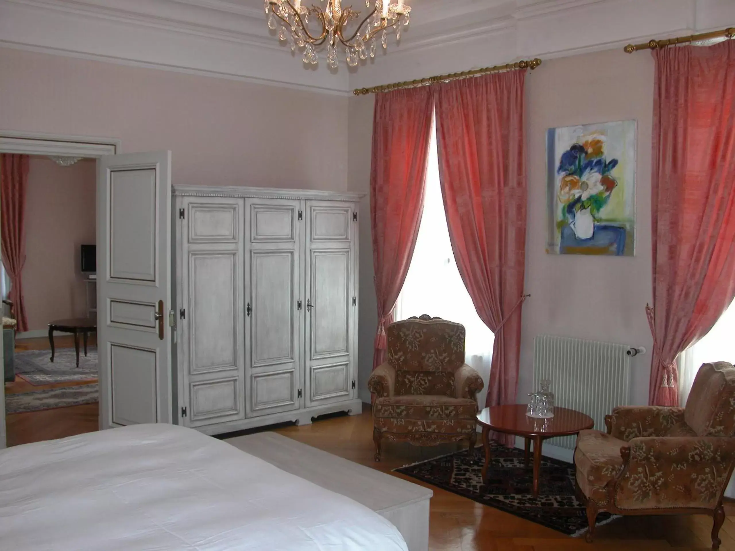 Photo of the whole room, Seating Area in Domaine de Beaupré - Hotel The Originals Relais