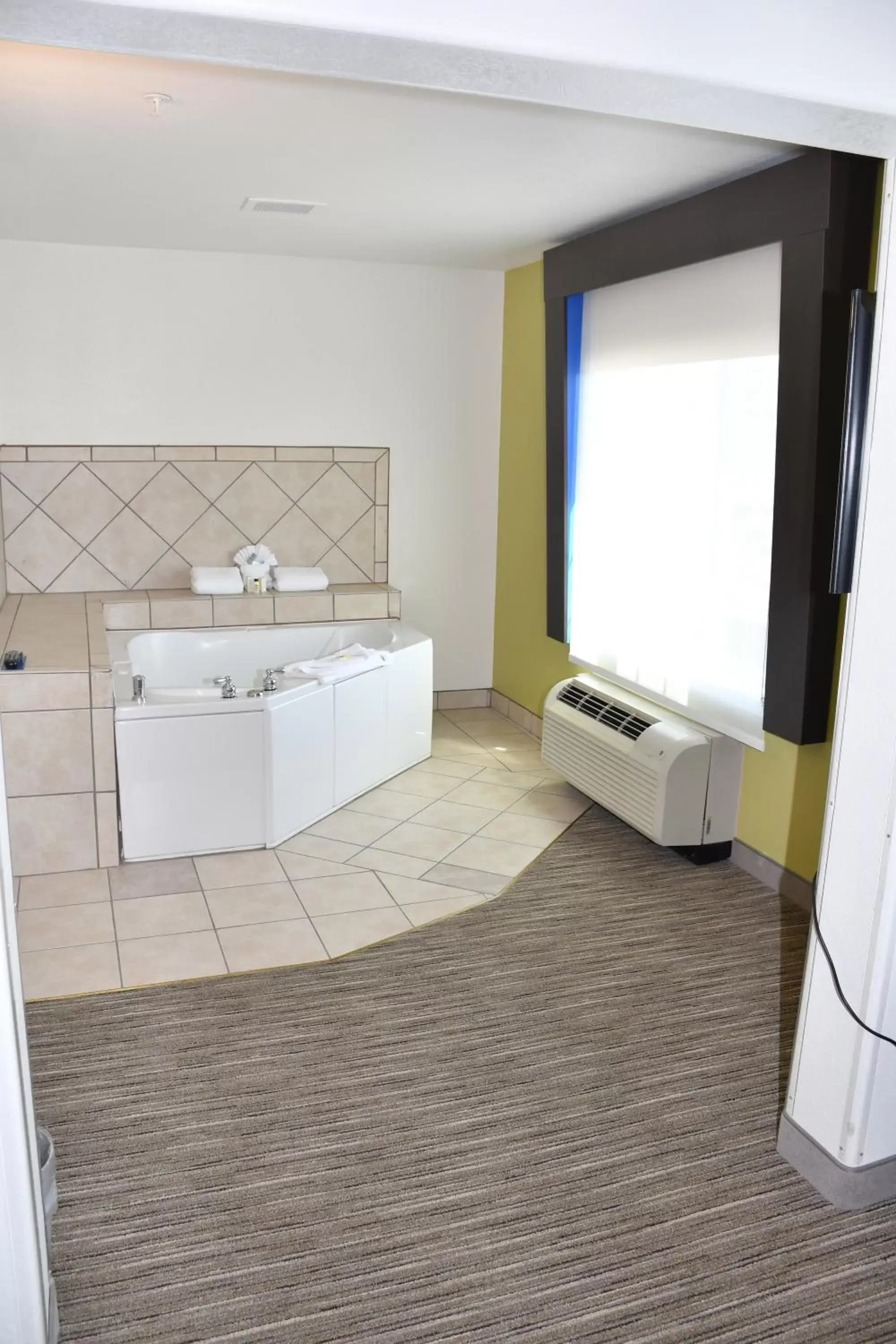 King Suite with Spa Bath - Non-Smoking in Holiday Inn Express Hotel & Suites Evanston, an IHG Hotel