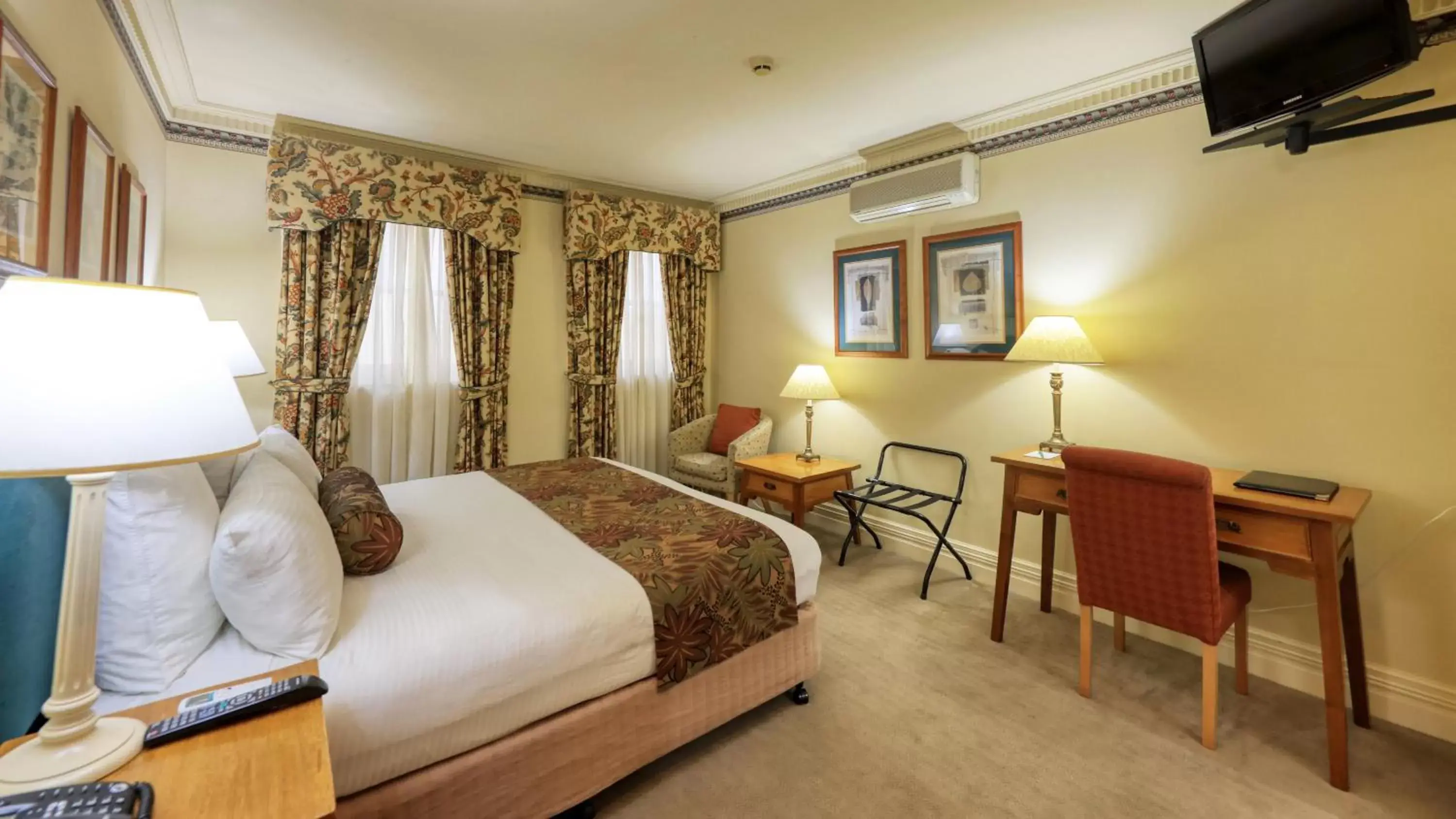 Bed in Royal Exchange Hotel